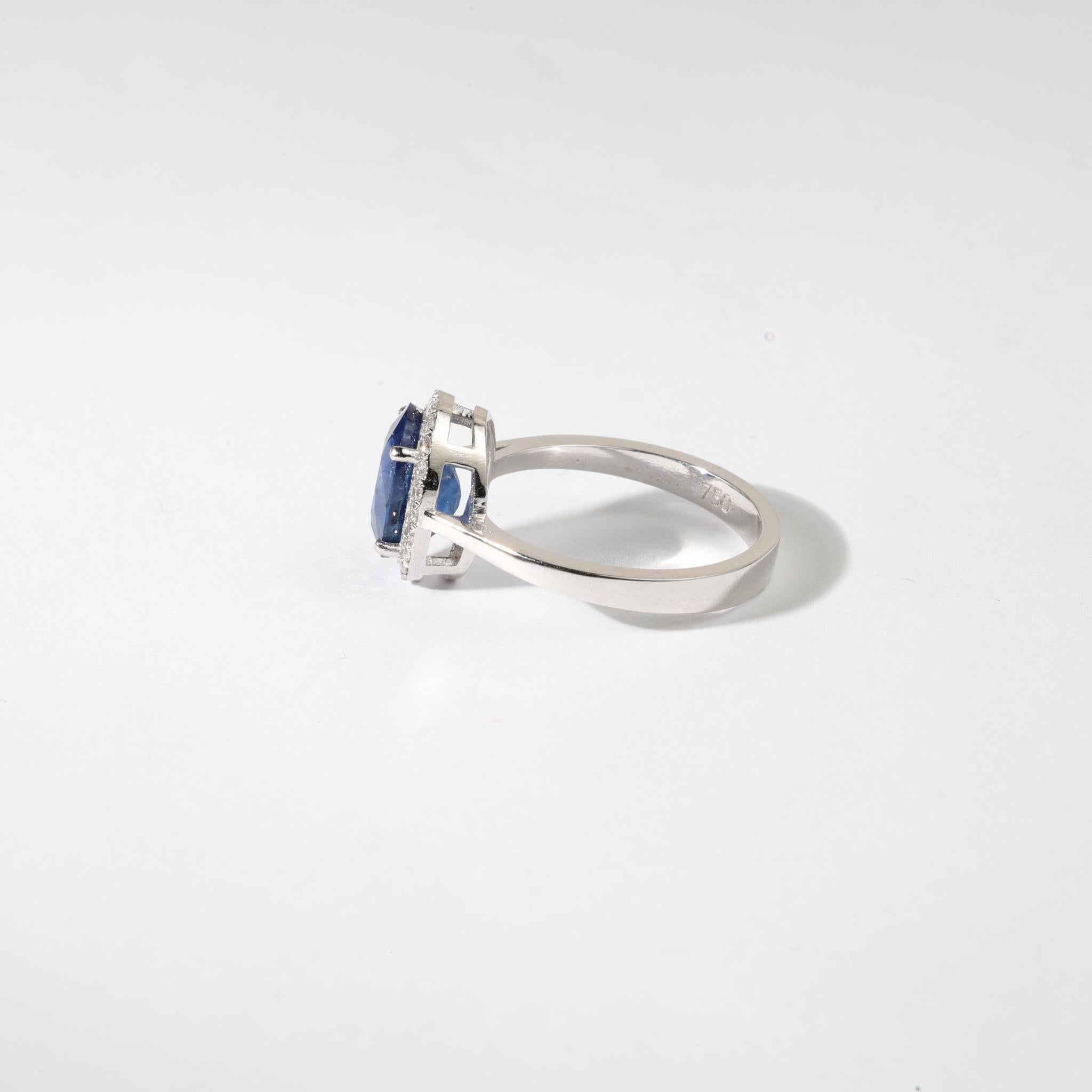 Anillo de compromiso con halo de diamantes y zafiro azul ovalado natural de 3 ct -Oro blanco de 18 quilates Art Decó en venta