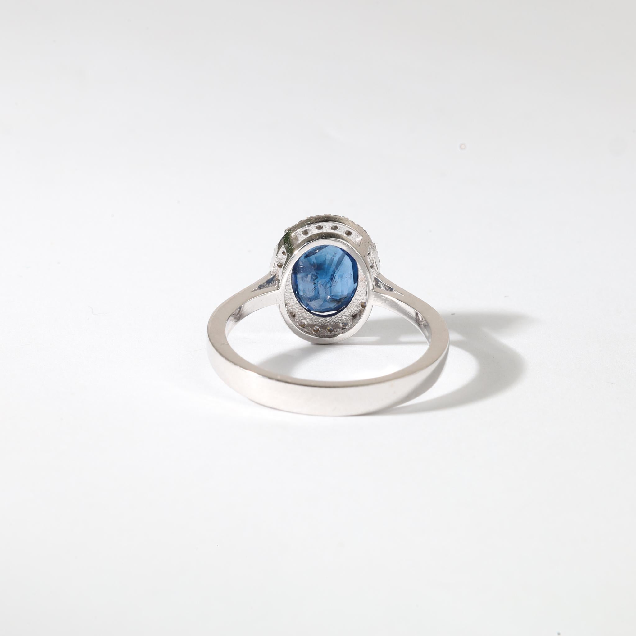 Anillo de compromiso con halo de diamantes y zafiro azul ovalado natural de 3 ct -Oro blanco de 18 quilates Corte oval en venta