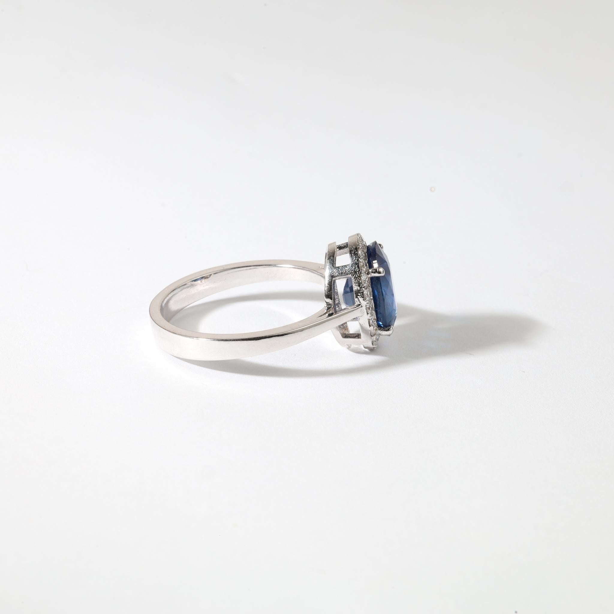 Anillo de compromiso con halo de diamantes y zafiro azul ovalado natural de 3 ct -Oro blanco de 18 quilates en Nuevo estado para la venta en Jaipur, RJ