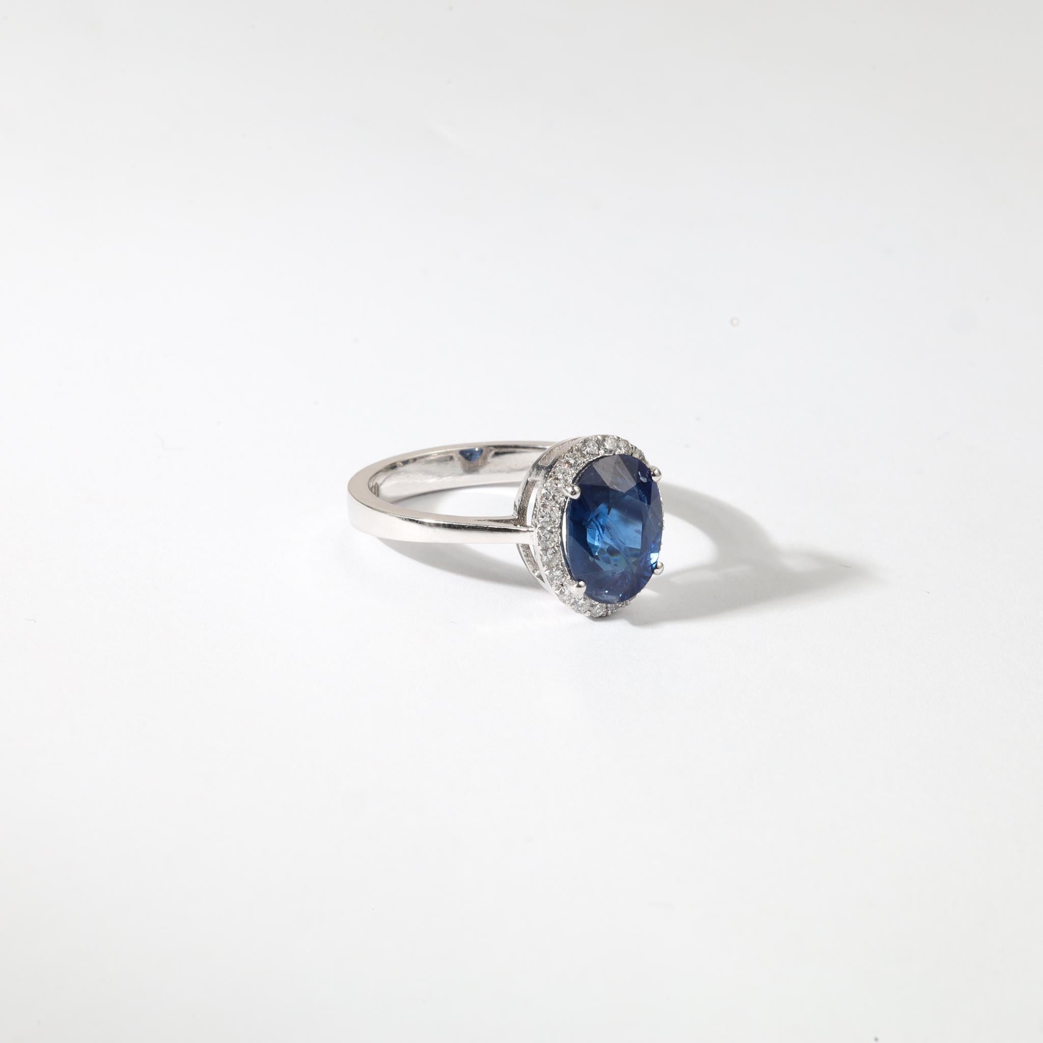 De las mujeres Anillo de compromiso con halo de diamantes y zafiro azul ovalado natural de 3 ct -Oro blanco de 18 quilates en venta