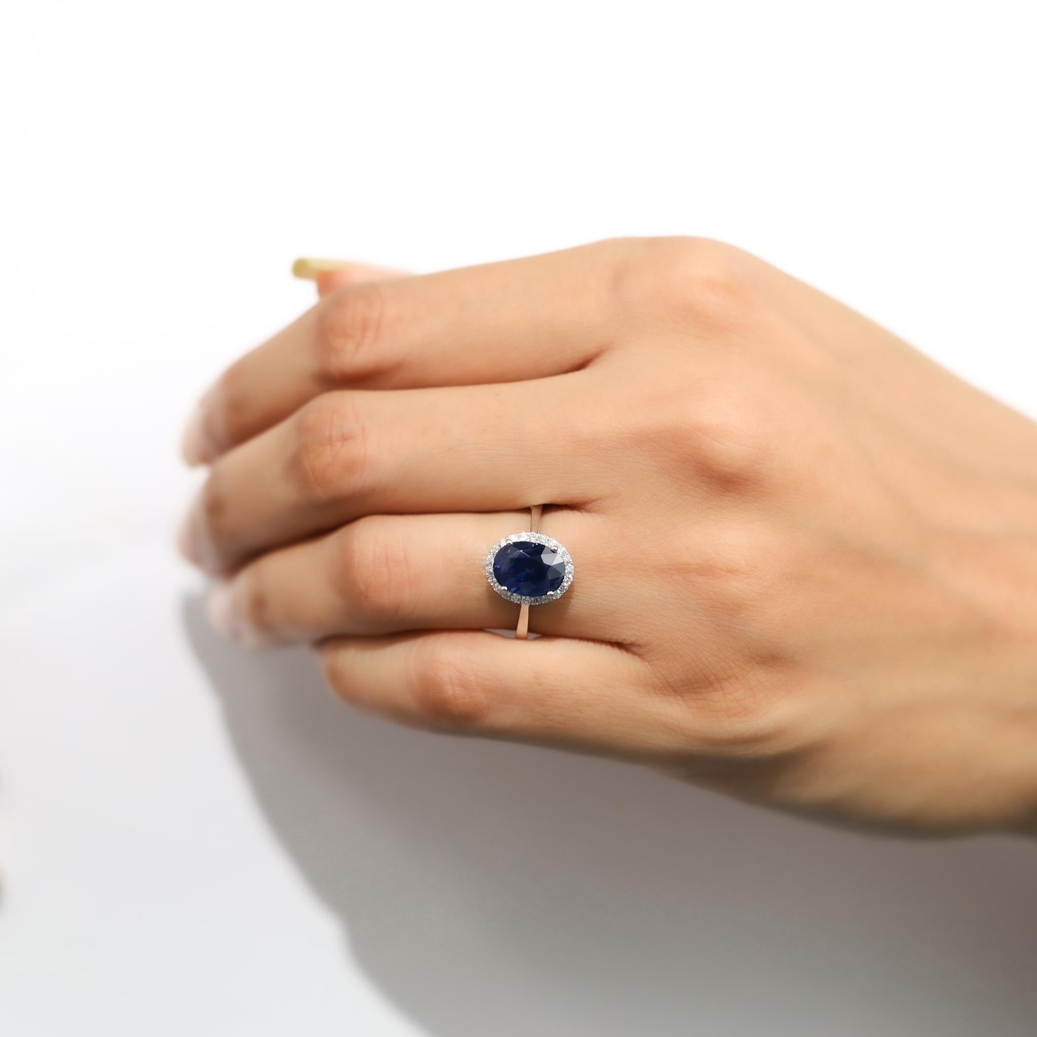 Anillo de compromiso con halo de diamantes y zafiro azul ovalado natural de 3 ct -Oro blanco de 18 quilates en venta 1