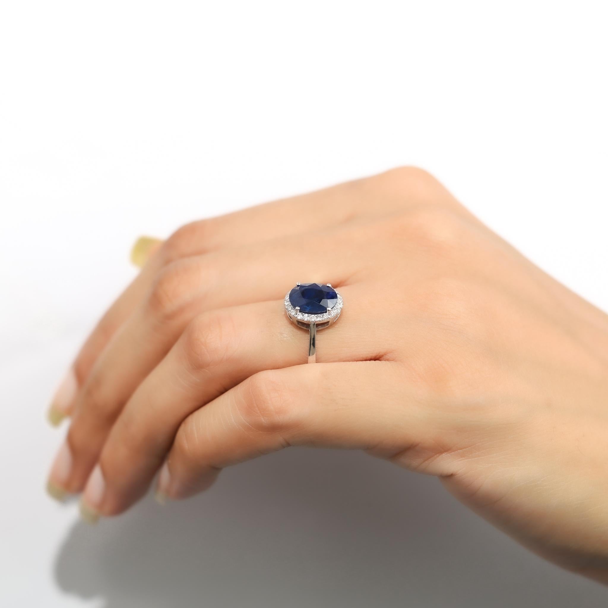 Anillo de compromiso con halo de diamantes y zafiro azul ovalado natural de 3 ct -Oro blanco de 18 quilates en venta 2