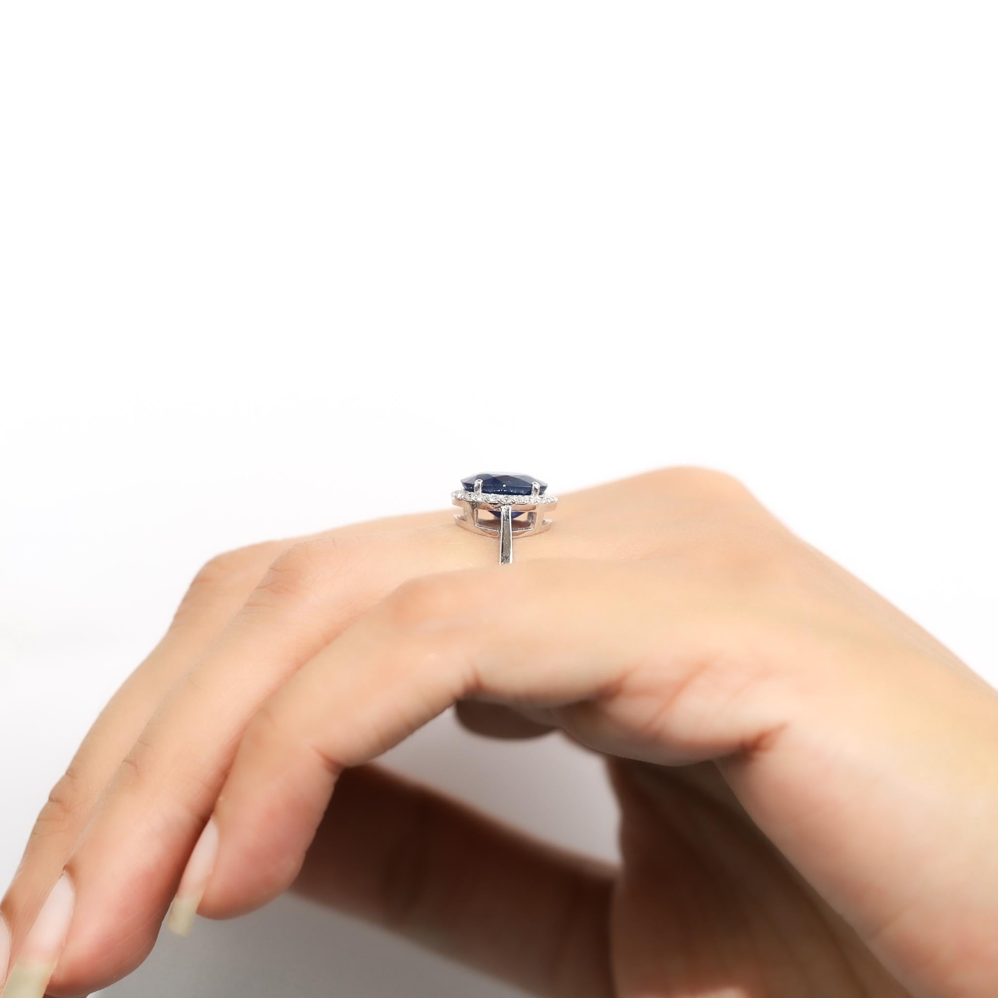 Anillo de compromiso con halo de diamantes y zafiro azul ovalado natural de 3 ct -Oro blanco de 18 quilates en venta 3
