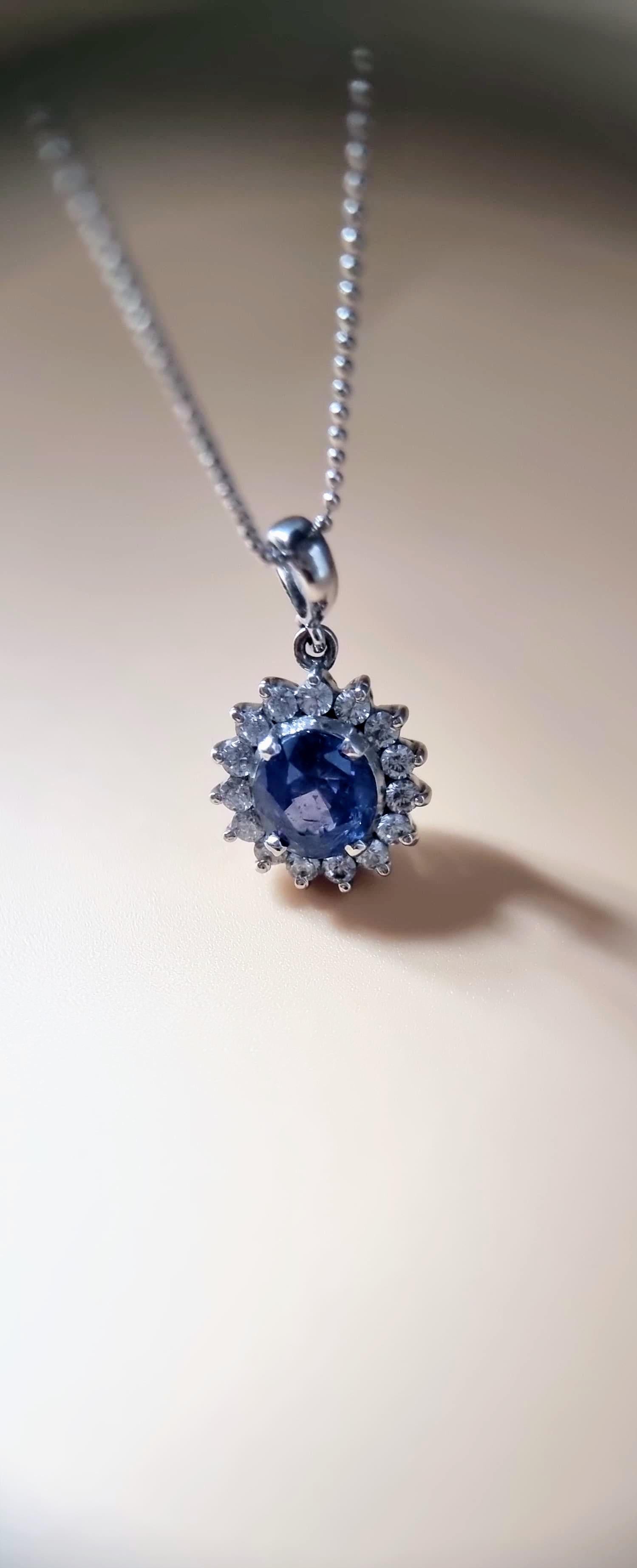Feast your eyes on Hannaboya's  stunning 4.1ct Round Cut Prong Set Natural Blue Sapphire Pendant Necklace measuring 15.1x14.3mm. This remarkable pendant features a genuine 4.1-carat round-cut blue sapphire at its heart, measuring 9mm in diameter.