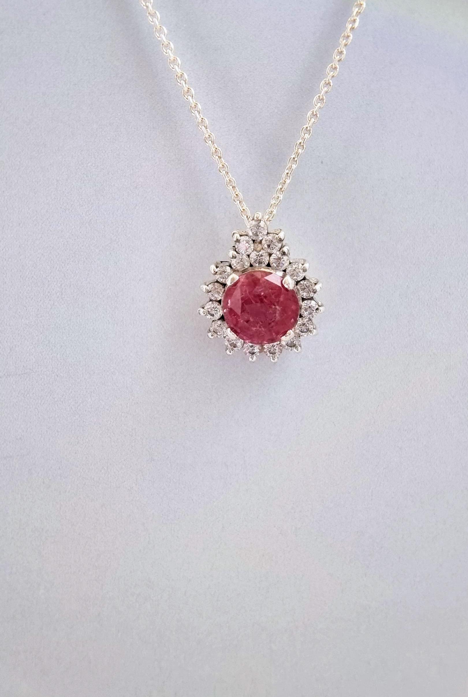 Ciondolo in argento sterling con tormalina rosa naturale rotonda da 3 carati in vendita 8