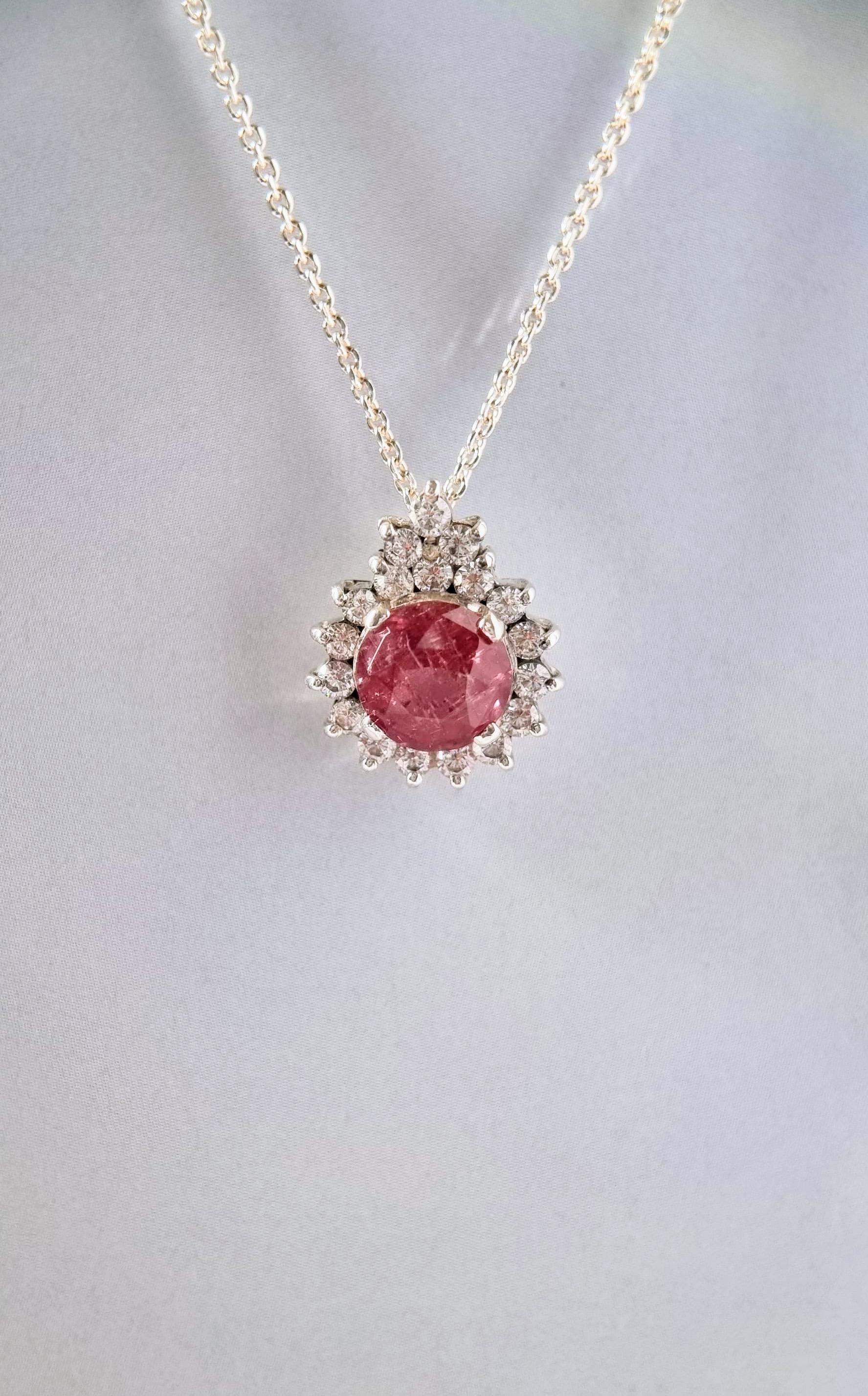 Ciondolo in argento sterling con tormalina rosa naturale rotonda da 3 carati in vendita 1