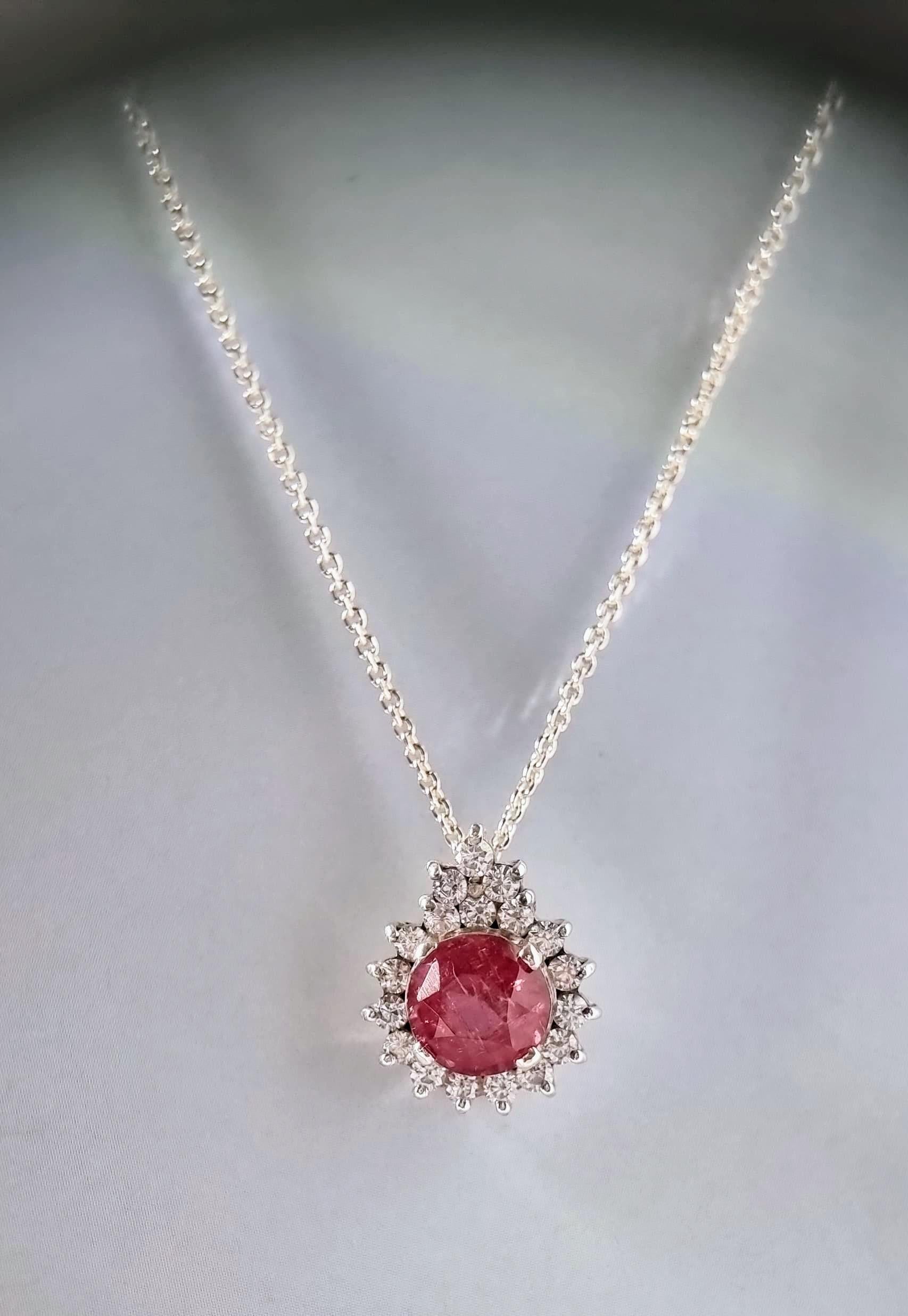 Ciondolo in argento sterling con tormalina rosa naturale rotonda da 3 carati in vendita 2