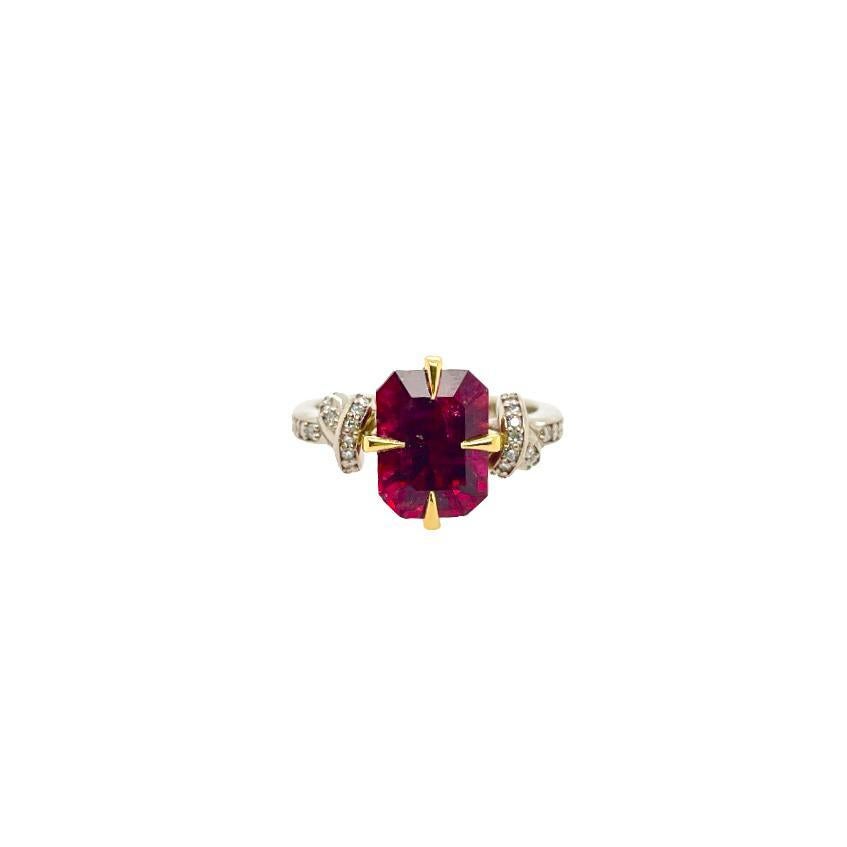 En vente :  Le nœud Forget Me en or 18 carats avec diamants et rubélite taille émeraude de 3 carats 13