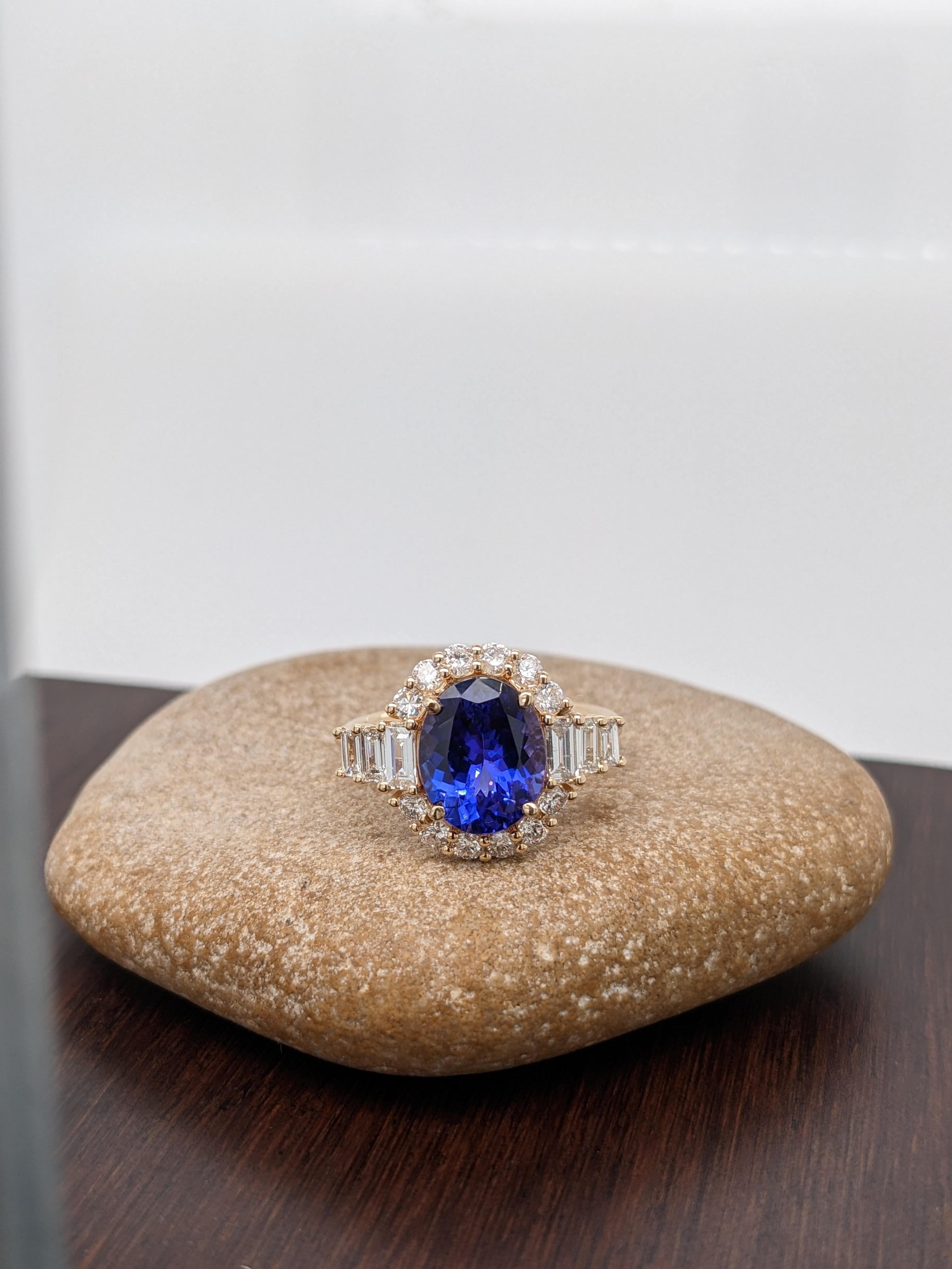 Dieser atemberaubende ovale Tansanit von 3 Karat hat eine tiefblaue Farbe mit der perfekten Menge an violetten Reflexen. Ein absolut atemberaubender Ring für eine Verlobung oder jede Art von Statement! Diese originelle Ringfassung von NNJ Designs