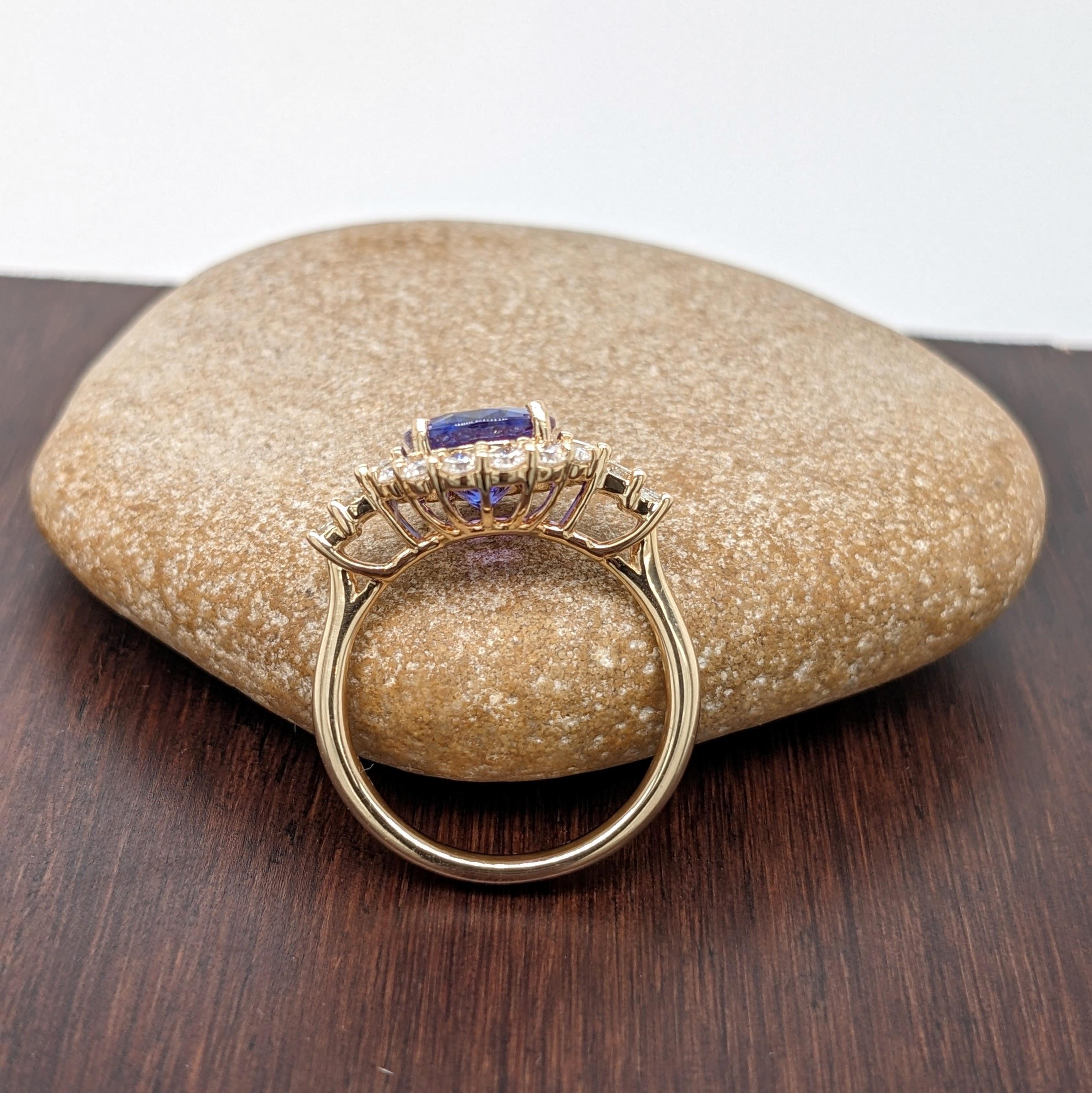3ct Tanzanite and Diamond Ring in Solid 14k Yellow Gold Oval 9x7mm In New Condition For Sale In Columbus, OH