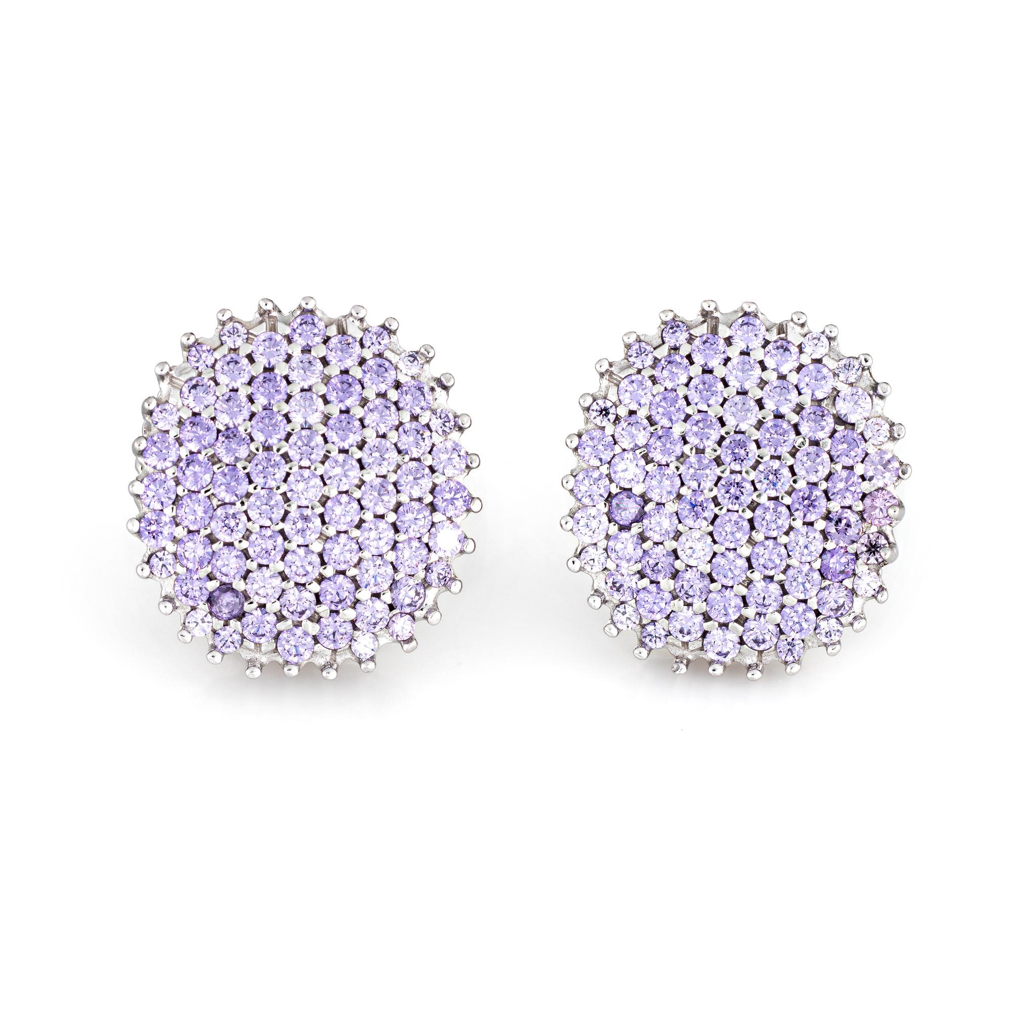 Taille ronde Boucles d'oreilles à clips en or 14 carats avec tanzanite de 3 carats, serties en pavé, ancienne propriété en vente