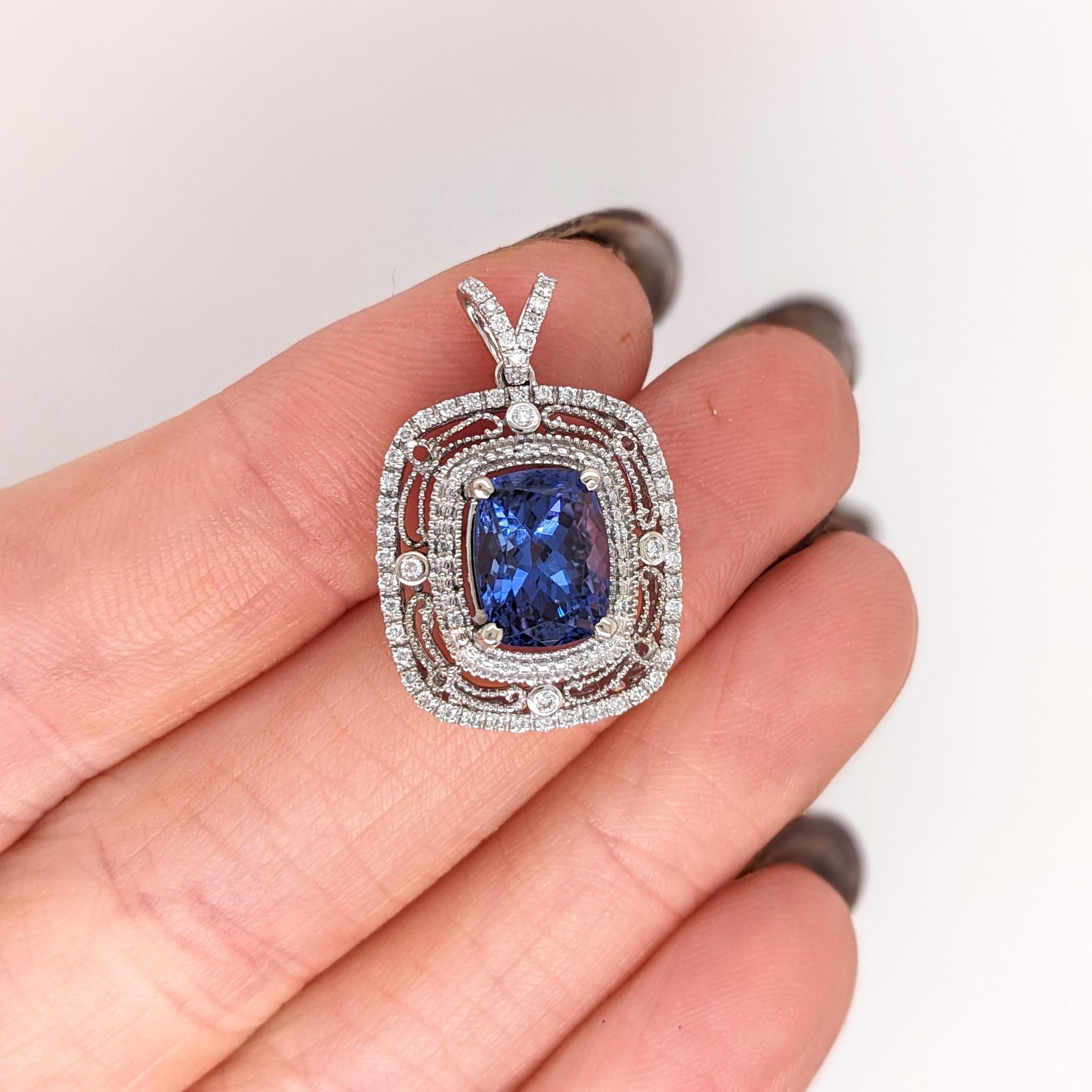 Ce magnifique pendentif est orné d'une tanzanite de 3,03 carats de taille coussin, de diamants naturels extraits de la terre et de détails en milgrain, le tout serti dans de l'or massif 14K. Ce pendentif en tanzanite est un magnifique cadeau de