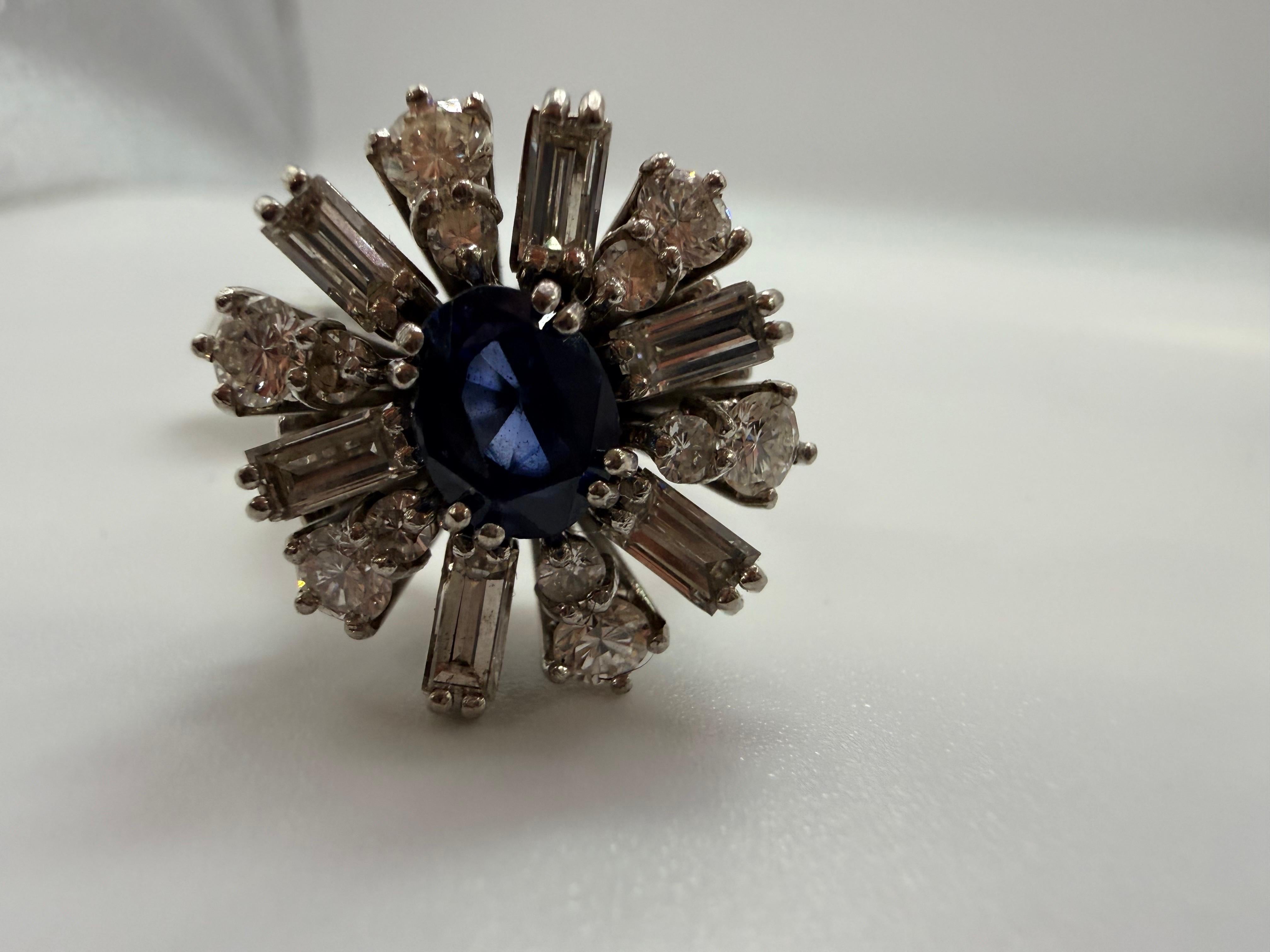 Unico anello con diamante realizzato con uno zaffiro ovale da 1 centesimo e 2,50 carati di diamanti in oro bianco 18KT. I diamanti hanno una purezza VS-SI e un colore F. Lo zaffiro blu è di grande qualità, leggermente incluso, con un ricco colore