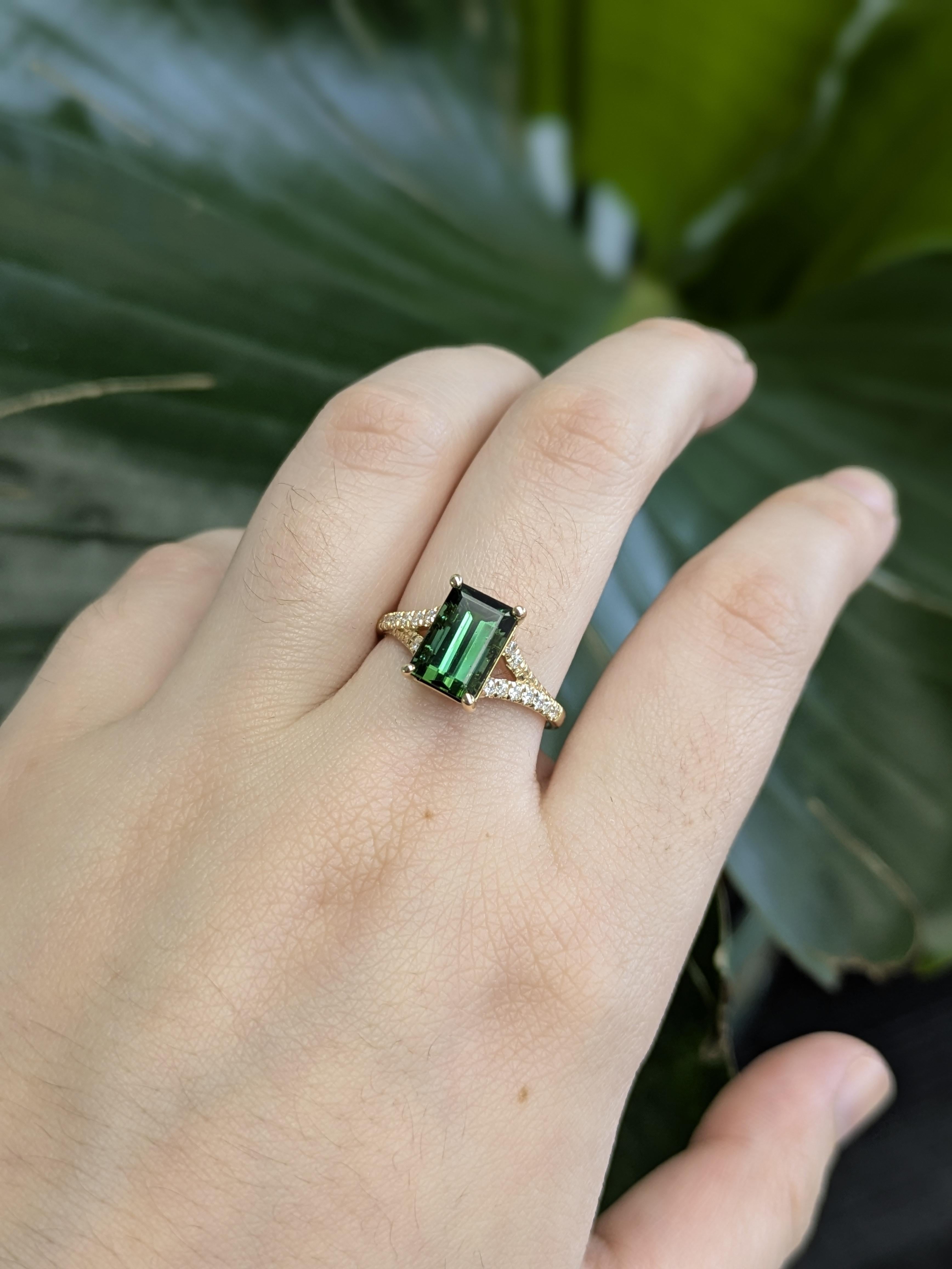 Cette pièce est une trouvaille rare : une tourmaline chromée brésilienne de 3,06 carats, taillée en émeraude à la perfection et sertie dans de l'or jaune massif 14 carats. Connue pour la saturation et la clarté exceptionnelles de ses couleurs, cette