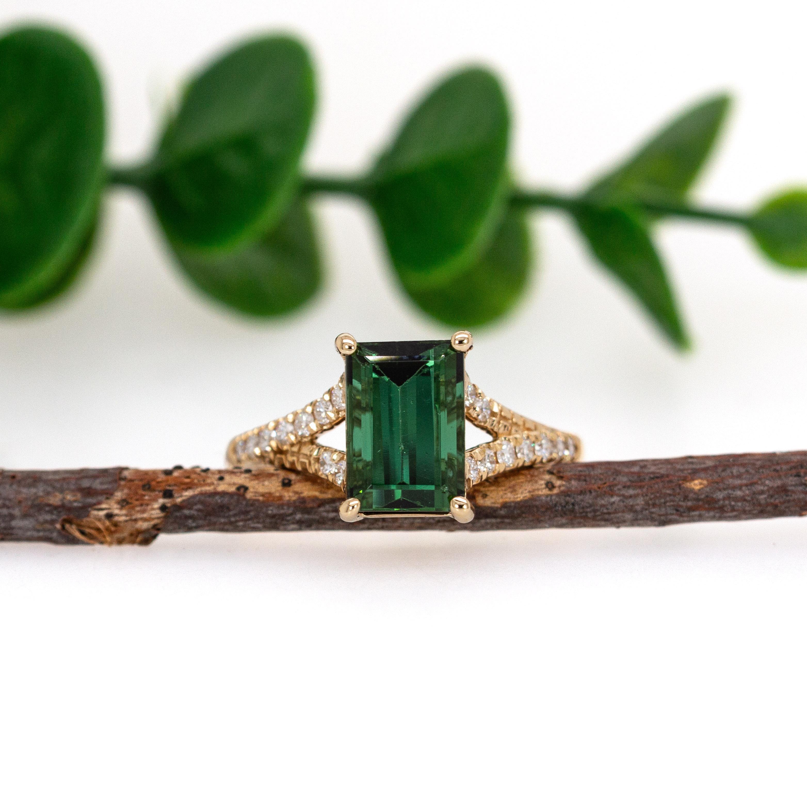 Contemporain Bague en tourmaline chromée 3cts avec accents de diamants naturels : Or massif 14K, 9x7mm en vente