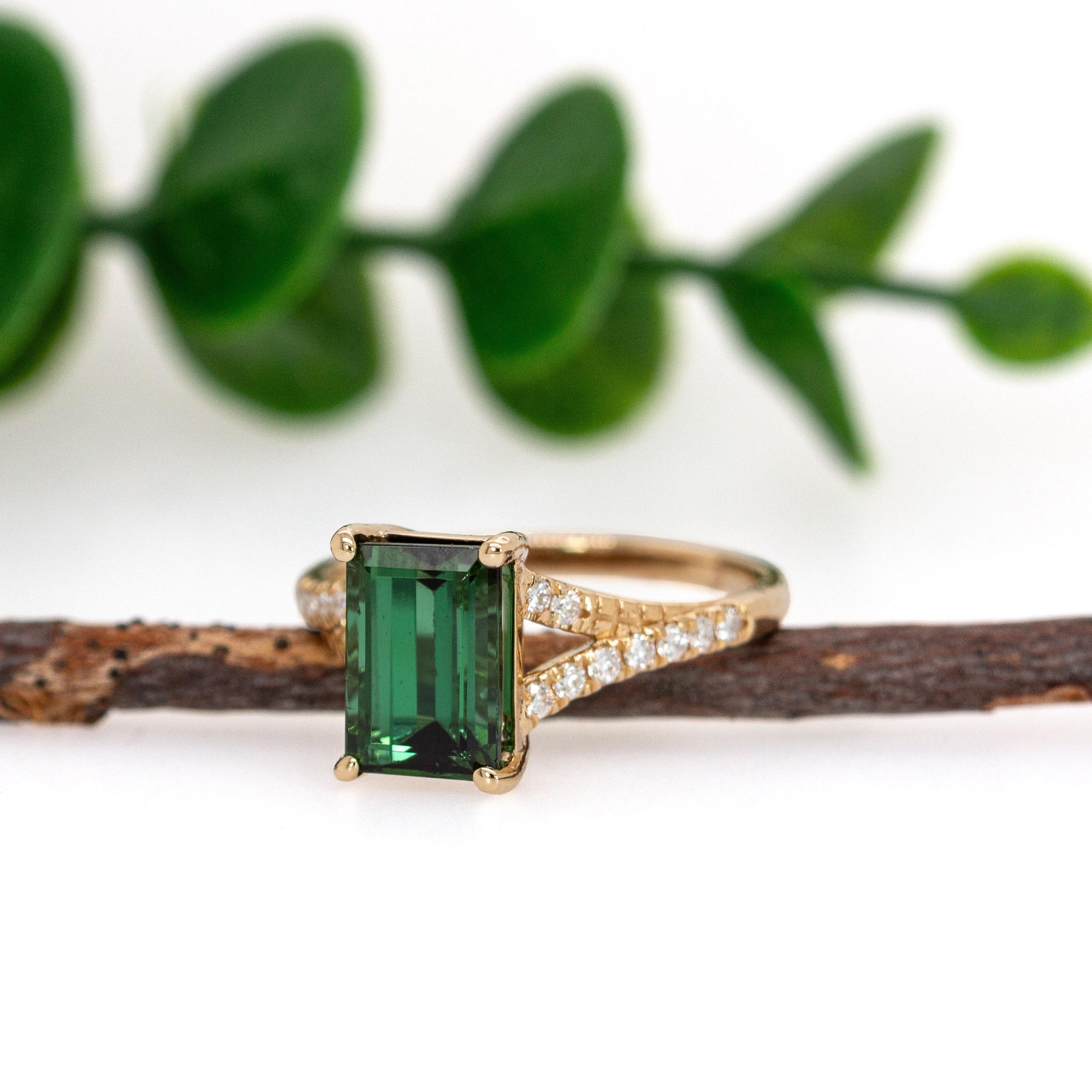 Taille émeraude Bague en tourmaline chromée 3cts avec accents de diamants naturels : Or massif 14K, 9x7mm en vente