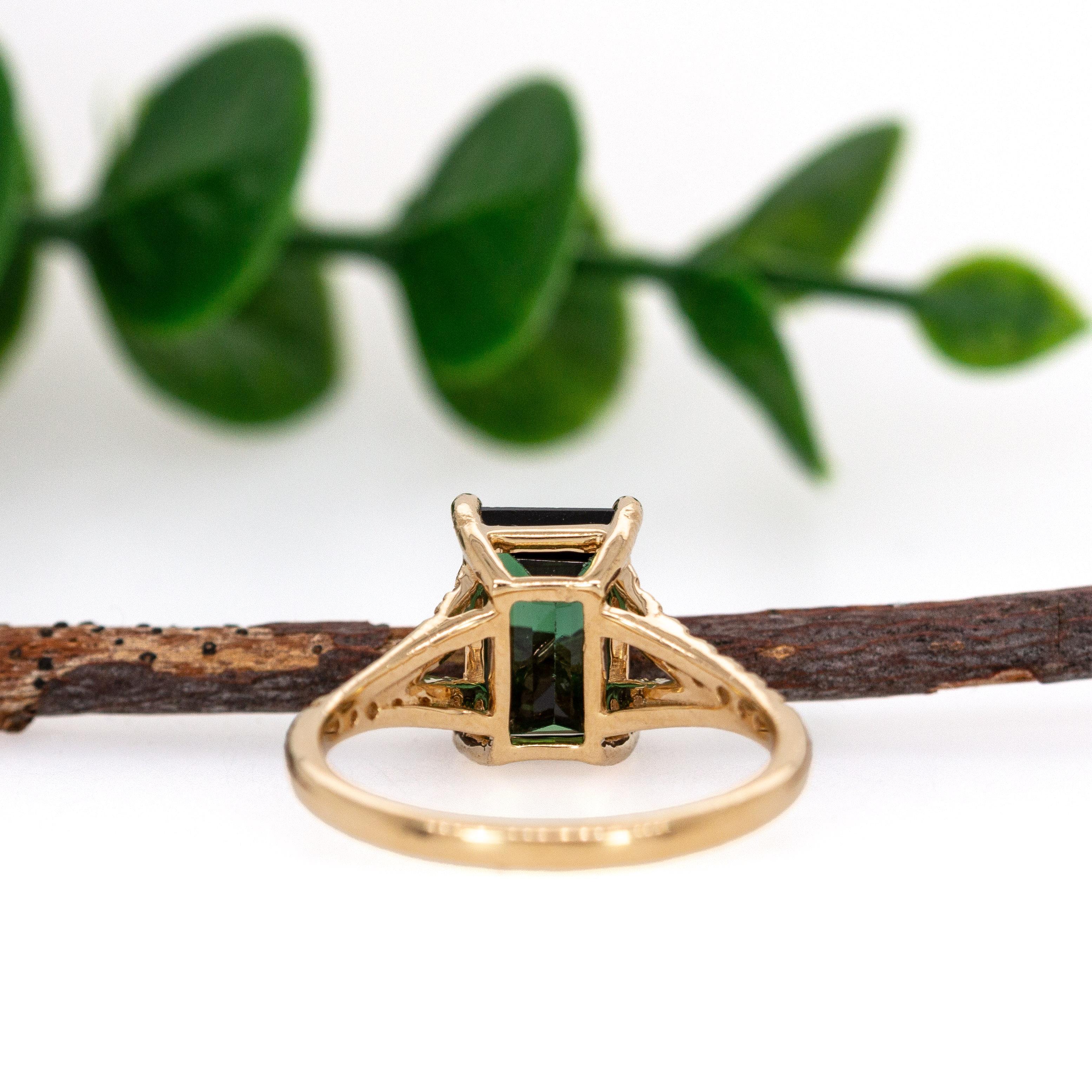 Bague en tourmaline chromée 3cts avec accents de diamants naturels : Or massif 14K, 9x7mm Pour femmes en vente