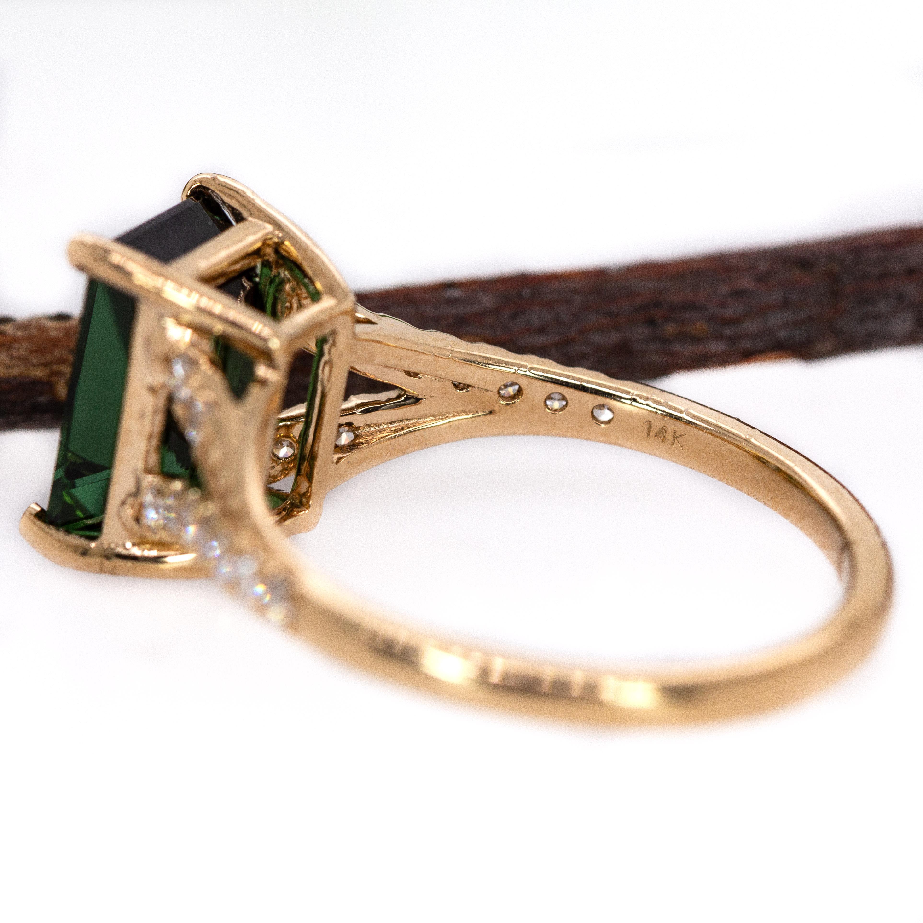 Bague en tourmaline chromée 3cts avec accents de diamants naturels : Or massif 14K, 9x7mm en vente 1