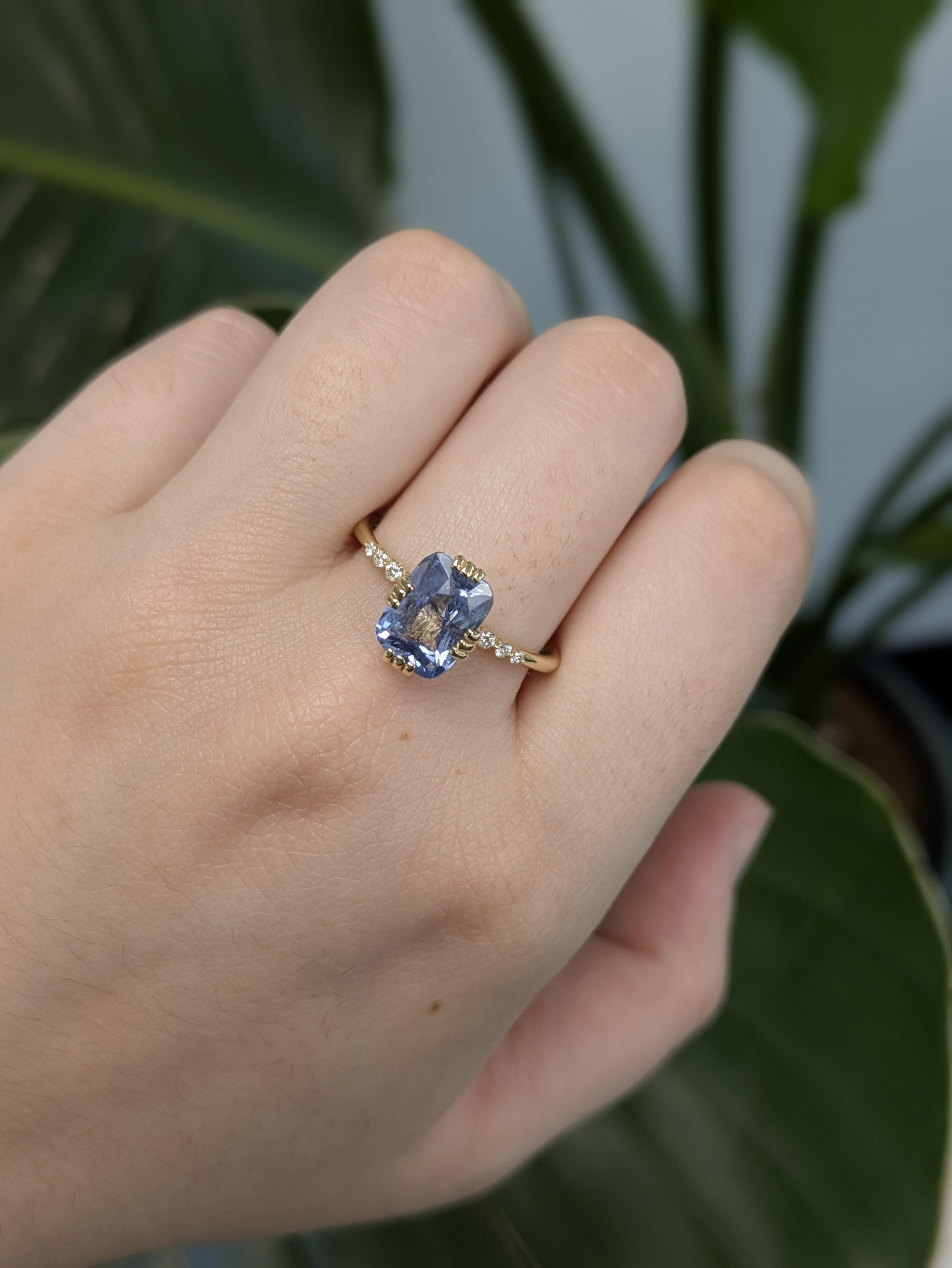 Dieser elegante und zeitlose Ring aus 14-karätigem Gold ist mit einem atemberaubenden 3,08-karätigen kornblumenblauen Saphir im Smaragdschliff aus Ceylon besetzt. Der Mittelstein wurde fachmännisch erhitzt, um die Brillanz zu erhöhen, und wird von