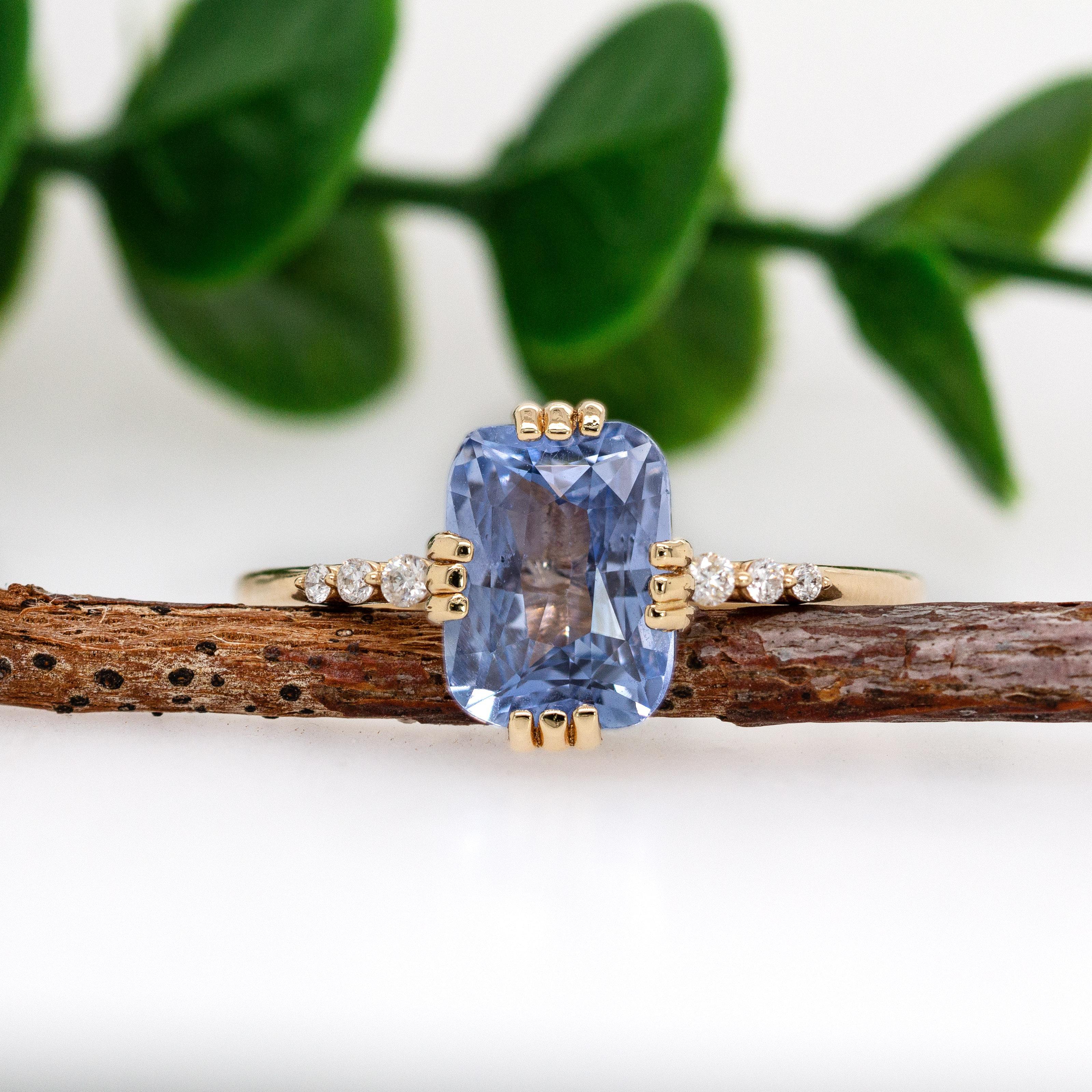 3cts Kornblumenblauer Saphir und natürliche Diamant Akzente Ring in 14K massivem Gold (Zeitgenössisch) im Angebot