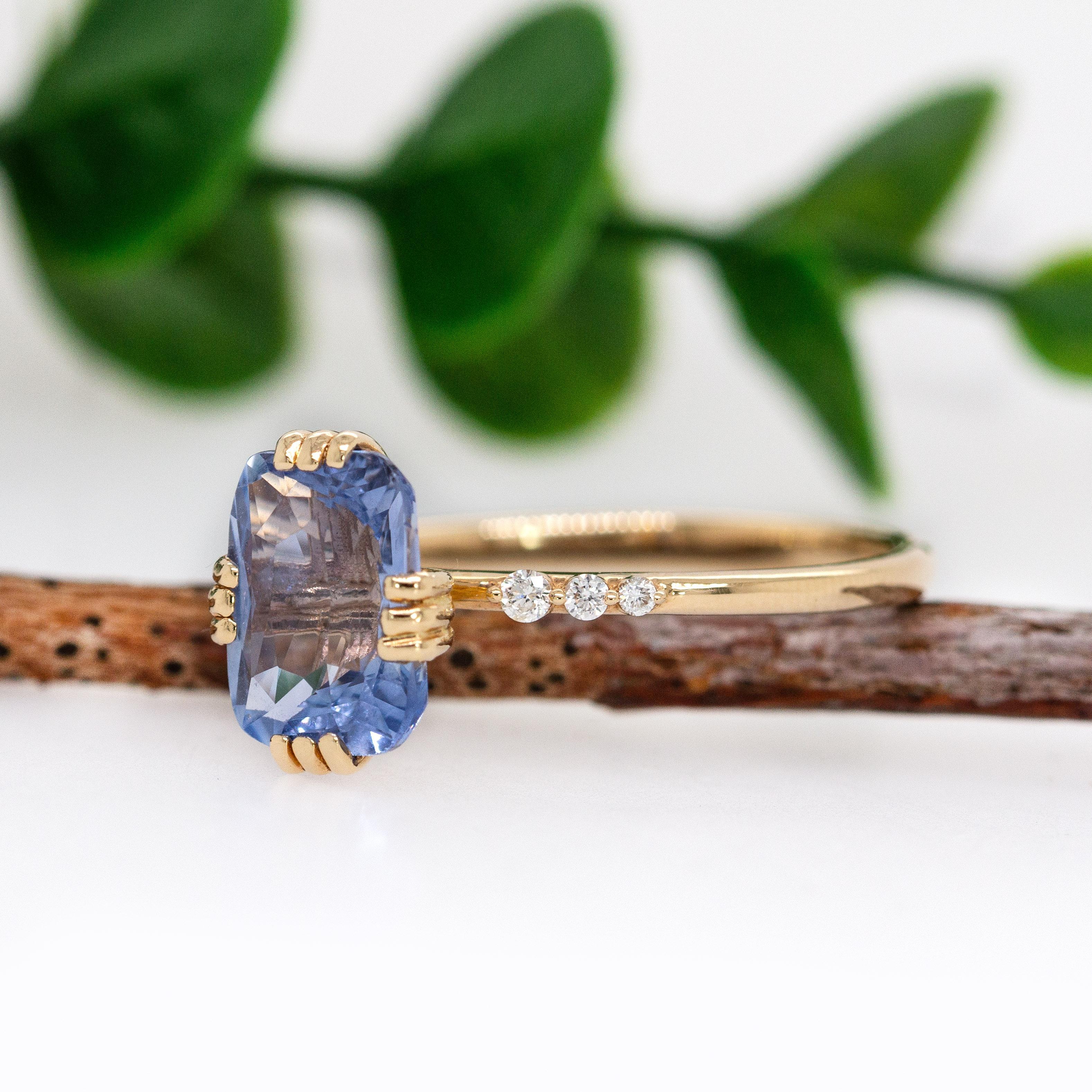 3cts Kornblumenblauer Saphir und natürliche Diamant Akzente Ring in 14K massivem Gold (Smaragdschliff) im Angebot