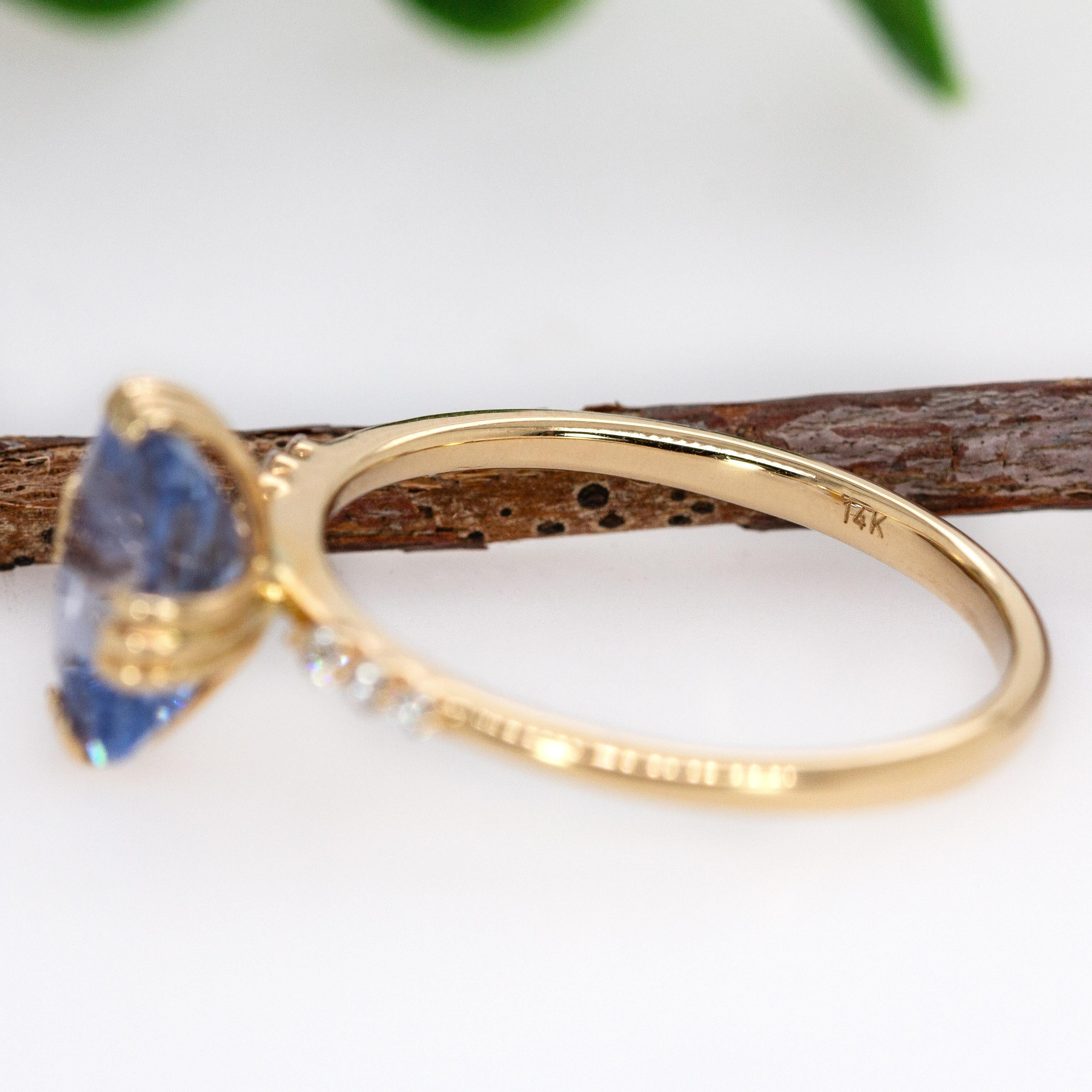 3cts Kornblumenblauer Saphir und natürliche Diamant Akzente Ring in 14K massivem Gold im Angebot 1