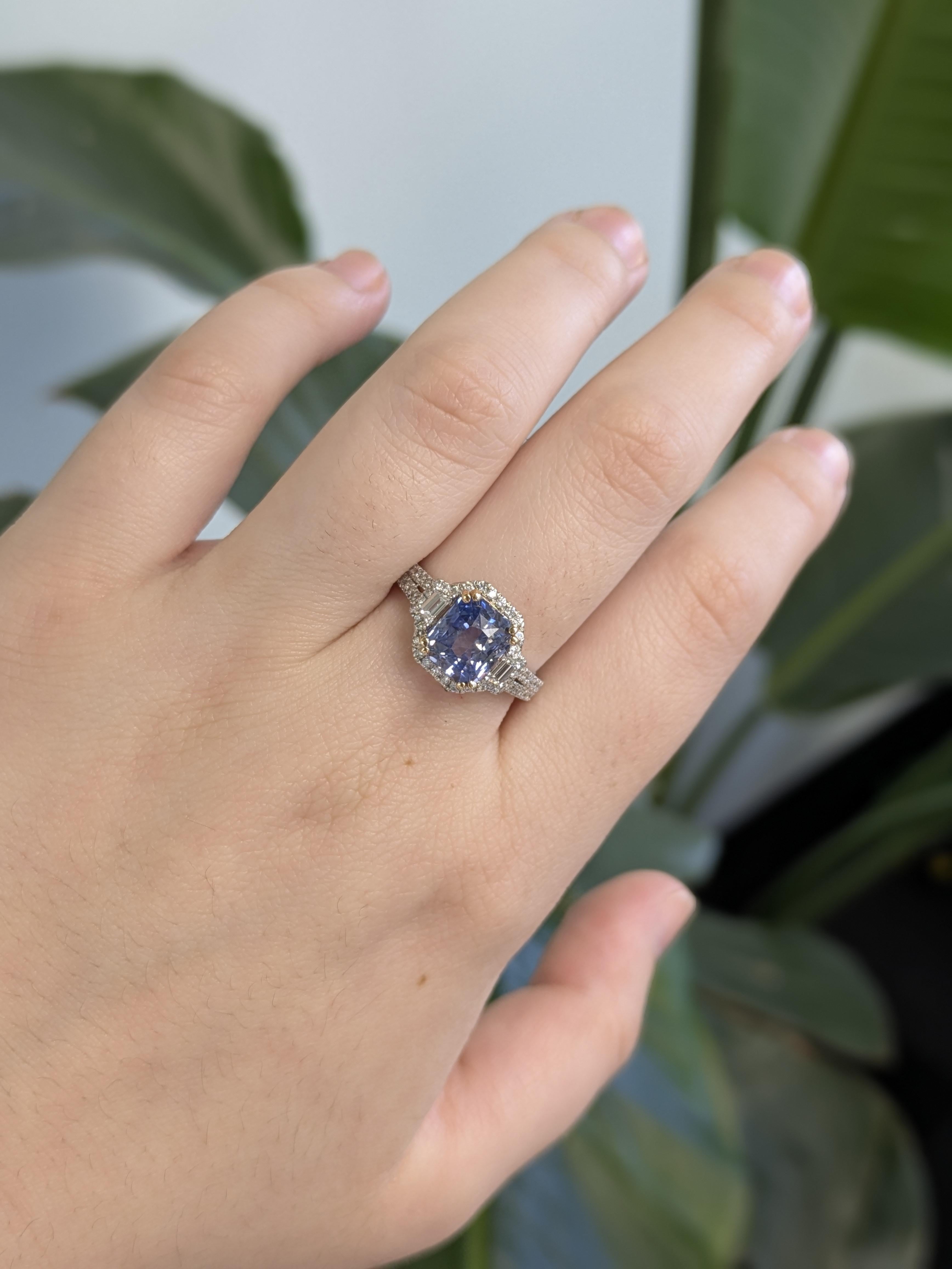 Pièce intemporelle, cette bague est ornée d'un saphir bleu corail de 3,1 carats taillé en émeraude (8x7 mm), qui en constitue la pièce maîtresse. Serti dans de l'or 14k poli (2,91 g), le saphir est magnifiquement mis en valeur par 68 diamants