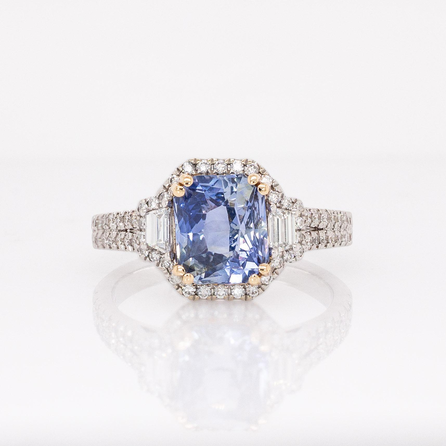 Contemporain Bague en saphir bleu bleu de 3cts avec diamants Nature : Or bicolore 14K en vente