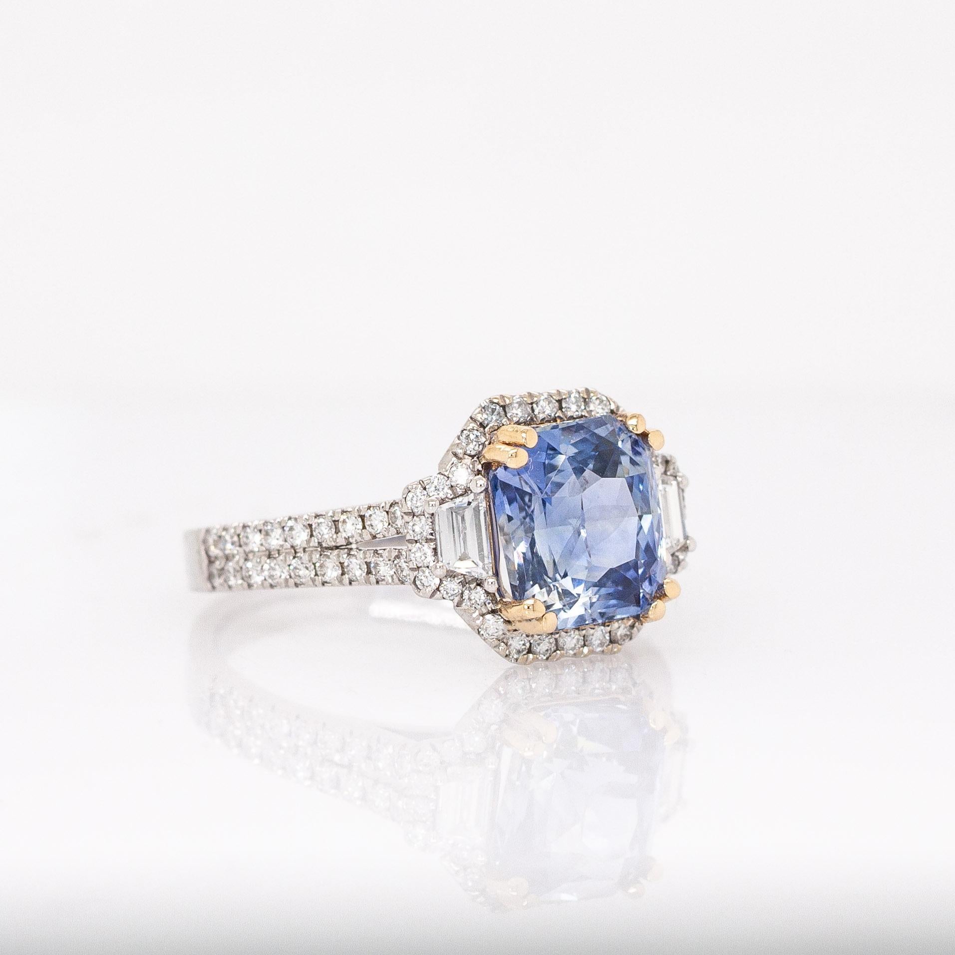 Taille émeraude Bague en saphir bleu bleu de 3cts avec diamants Nature : Or bicolore 14K en vente
