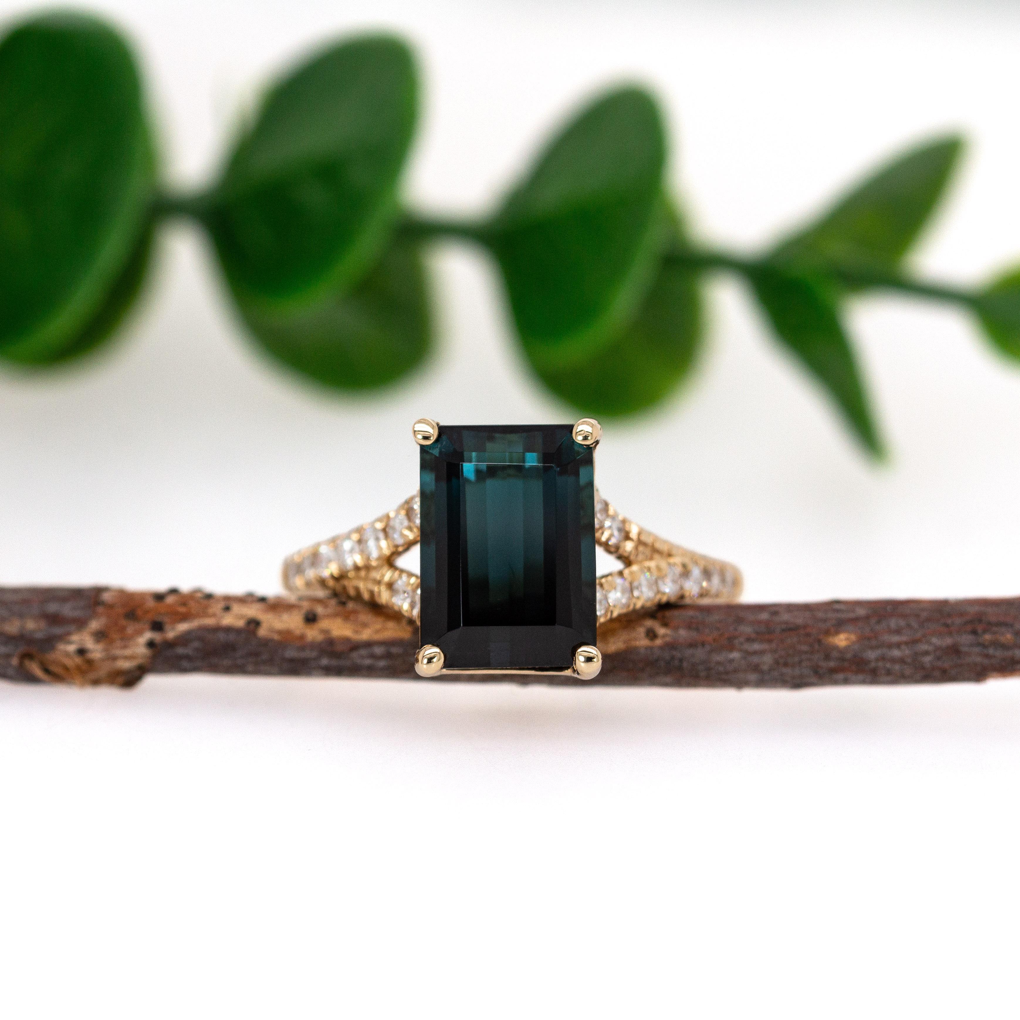 Taglio smeraldo Anello con tormalina indicolite 3cts e accenti di diamanti naturali in oro massiccio 14K in vendita