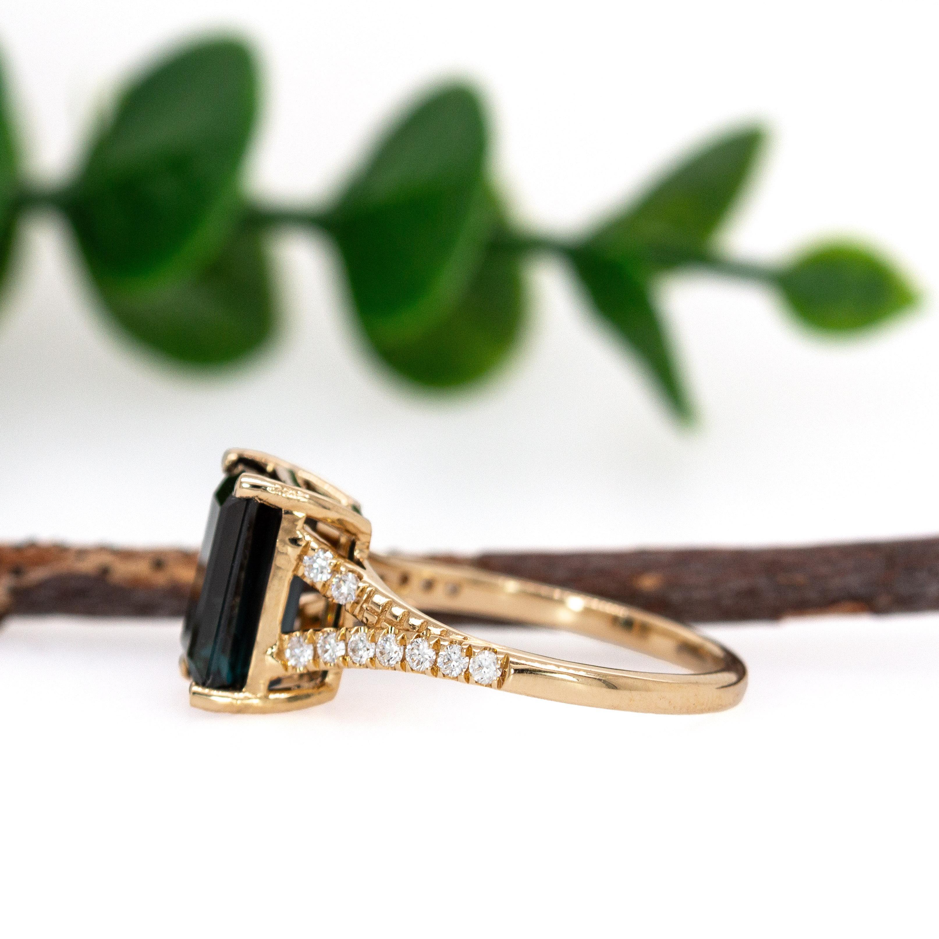 Donna Anello con tormalina indicolite 3cts e accenti di diamanti naturali in oro massiccio 14K in vendita