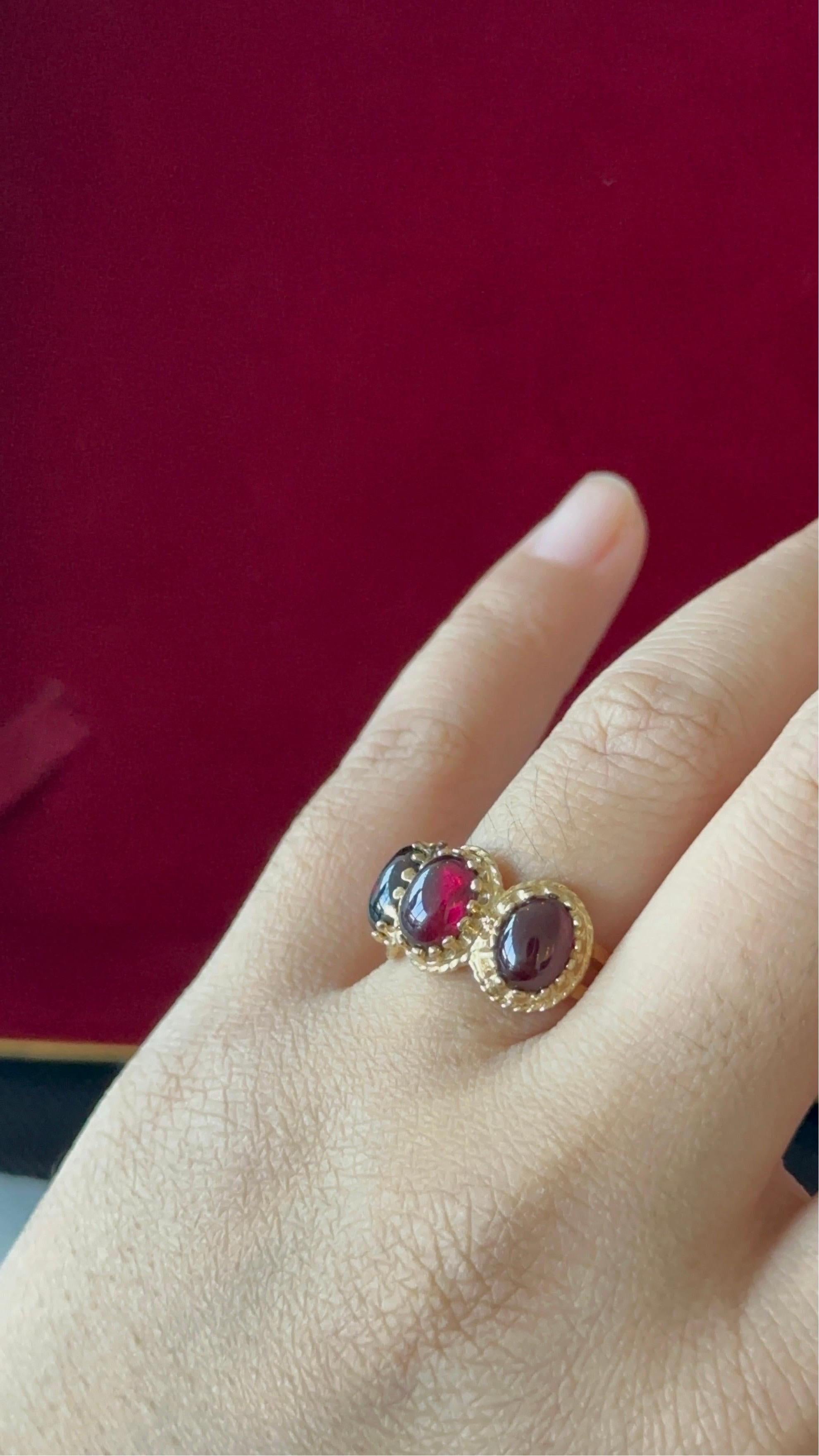Bague en or jaune 14k avec trois rubis cabochon de
Environ 3ctw.

Pierres centrales : Trois rubis cabochon
Pureté de l'or : or massif 14K 
Couleur de l'or : or jaune 
Poids total : 4,98 g