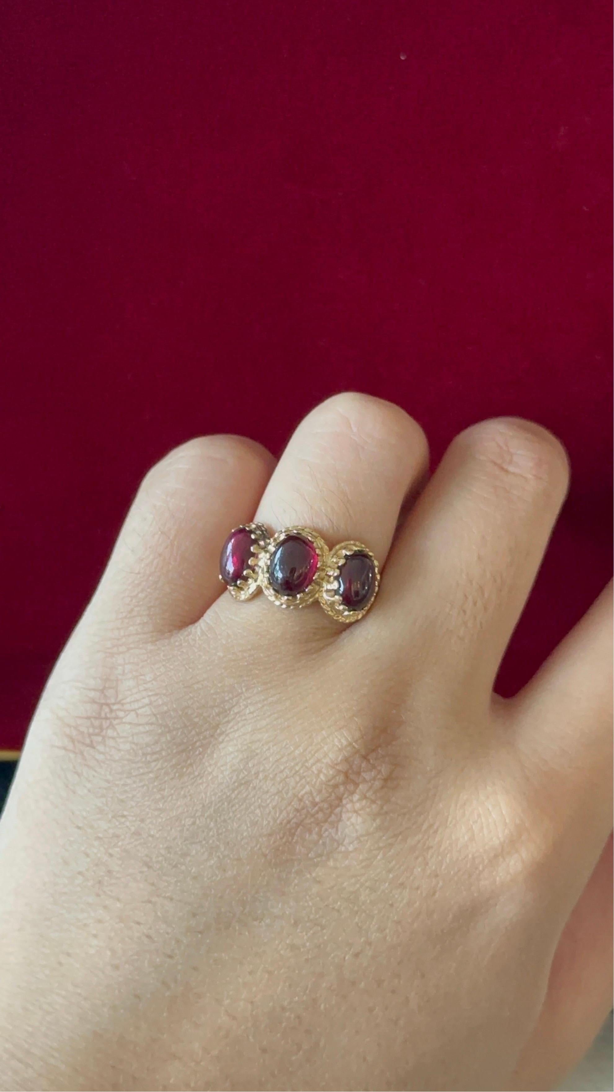 Art déco Bague en or jaune 14k avec rubis cabochon 3ctw en vente