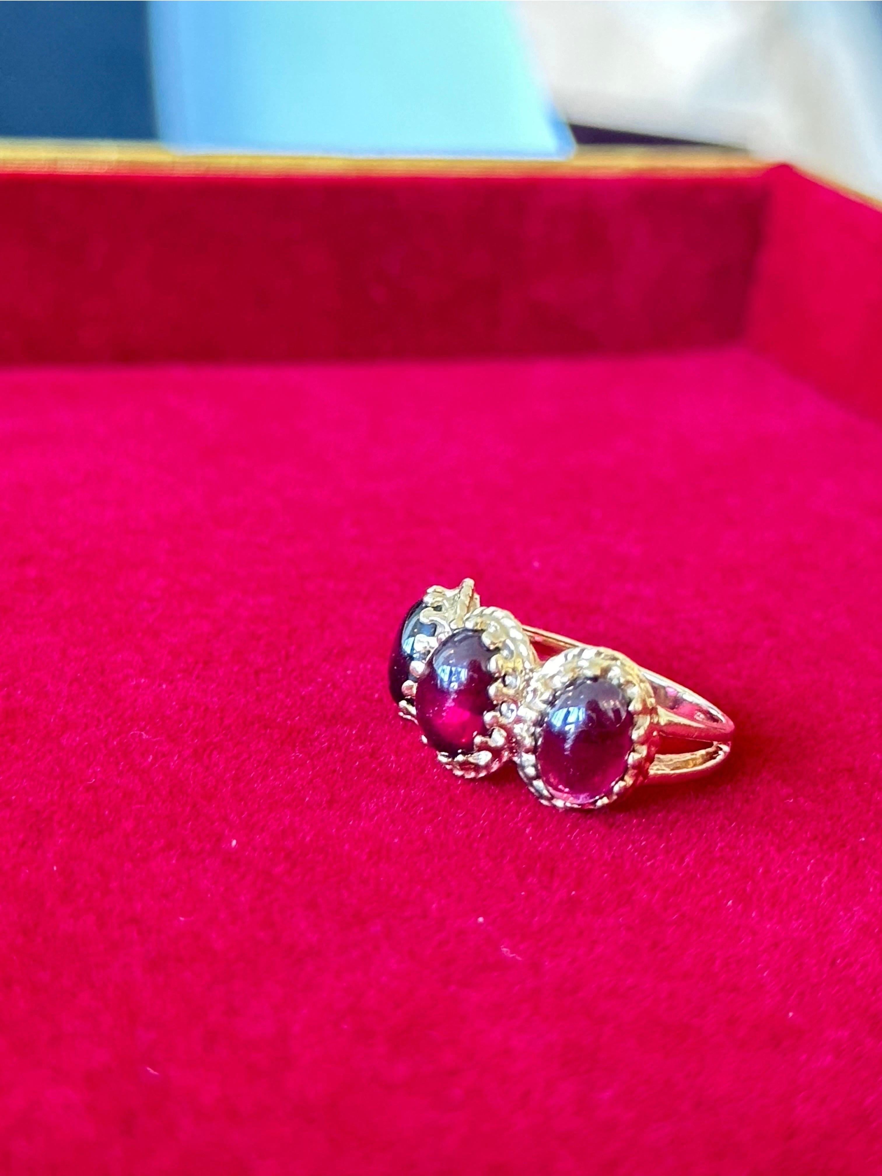 Taille ovale Bague en or jaune 14k avec rubis cabochon 3ctw en vente