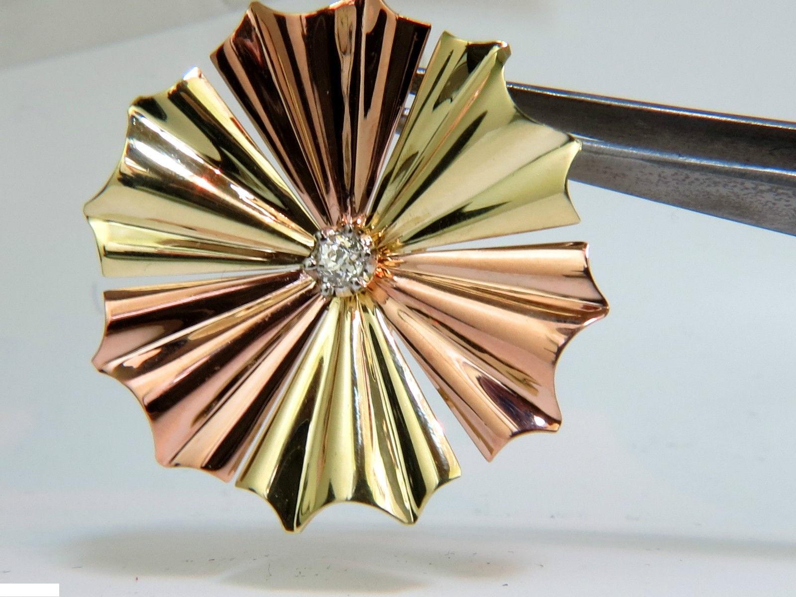 .30ct. diamond 

1970's Sunburst Mod Deco Brooch

3D effect gold glitter from all sides


Diamond: Si-1 clarity, H-color

marked 14kt.

7.1 grams

42 mm in diameter

excellent condition

$1800 Appraisal will accompany