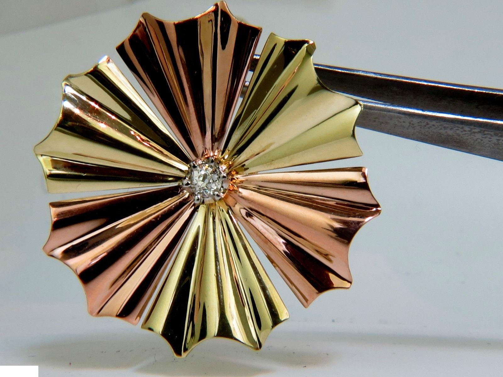 3D 14 Karat .30 Carat Diamond 1970s Sunburst Brooch Pin In Excellent Condition In New York, NY