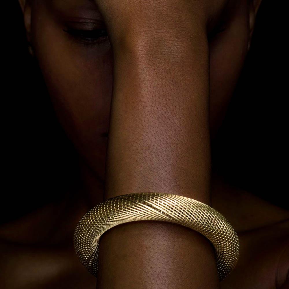  14 Karat Yellow Gold  'Medium', Bangle Bracelet Netline  In New Condition In Herzeliya, IL