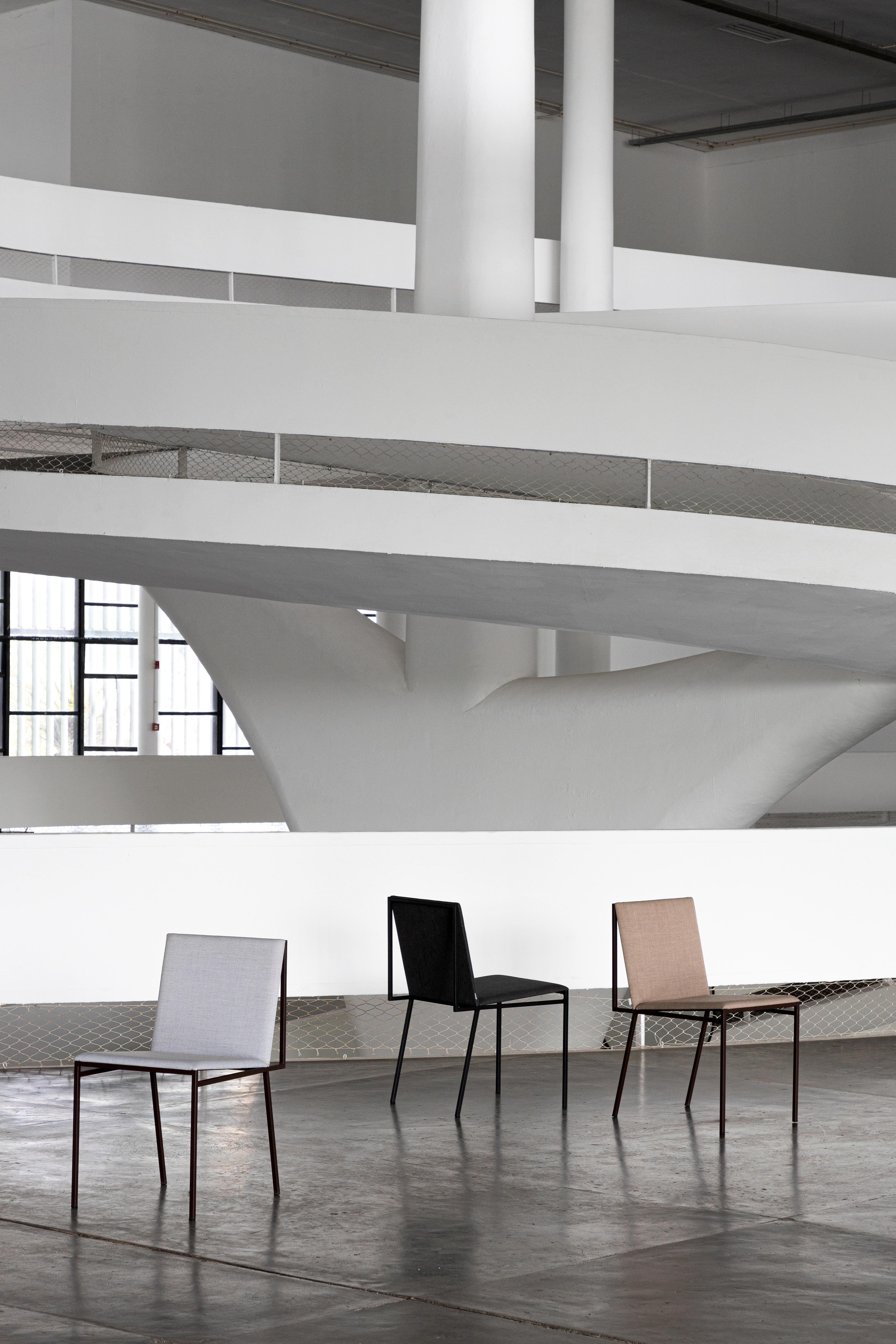 La ligne 3D, conçue par ,Ovo, est une collection fortement graphique et contemporaine qui comprend une chaise, un tabouret et un fauteuil. Cette ligne polyvalente se définit par sa structure métallique élégante et offre des options d'assise et de