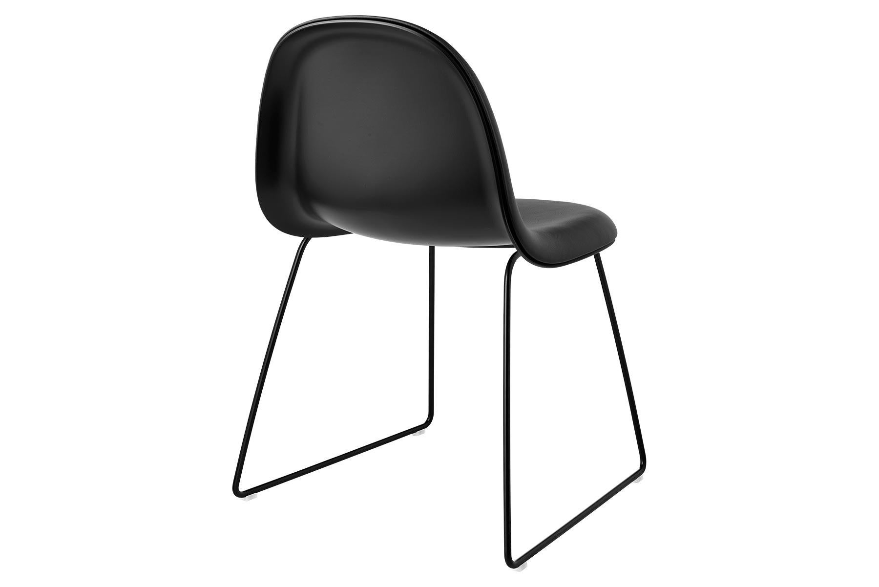Conçue par le partenariat créatif de Komplot Design, la chaise Gubi est le premier meuble conçu à partir de la technique innovante du moulage de placage tridimensionnel. La conception 3D donne à la chaise une assise confortable et une sensation de