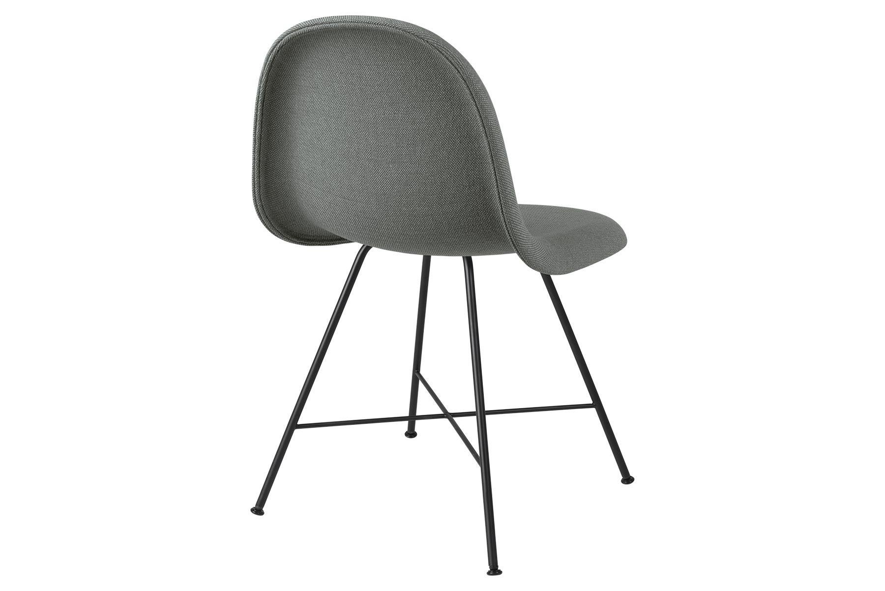 Progettata dalla partnership creativa di Komplot Design, la sedia Gubi è il primo progetto di arredamento basato sull'innovativa tecnica di stampaggio dell'impiallacciatura tridimensionale. Il design 3D conferisce alla sedia una seduta confortevole