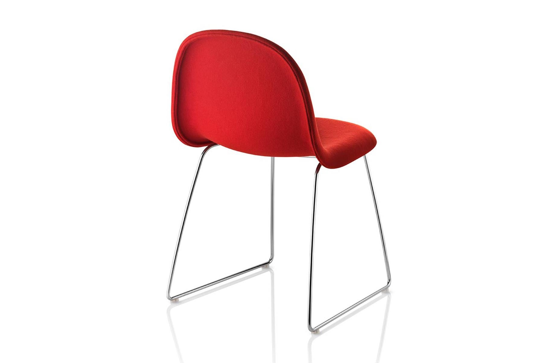 Conçue par le partenariat créatif de Komplot design, la chaise Gubi est le premier meuble conçu à partir de la technique innovante du moulage de placage tridimensionnel. La conception 3D donne à la chaise une assise confortable et une sensation de
