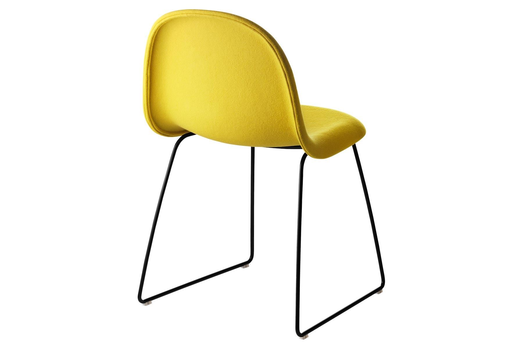 Conçue par le partenariat créatif de Komplot design, la chaise Gubi est le premier meuble conçu à partir de la technique innovante du moulage de placage tridimensionnel. La conception 3D donne à la chaise une assise confortable et une sensation de