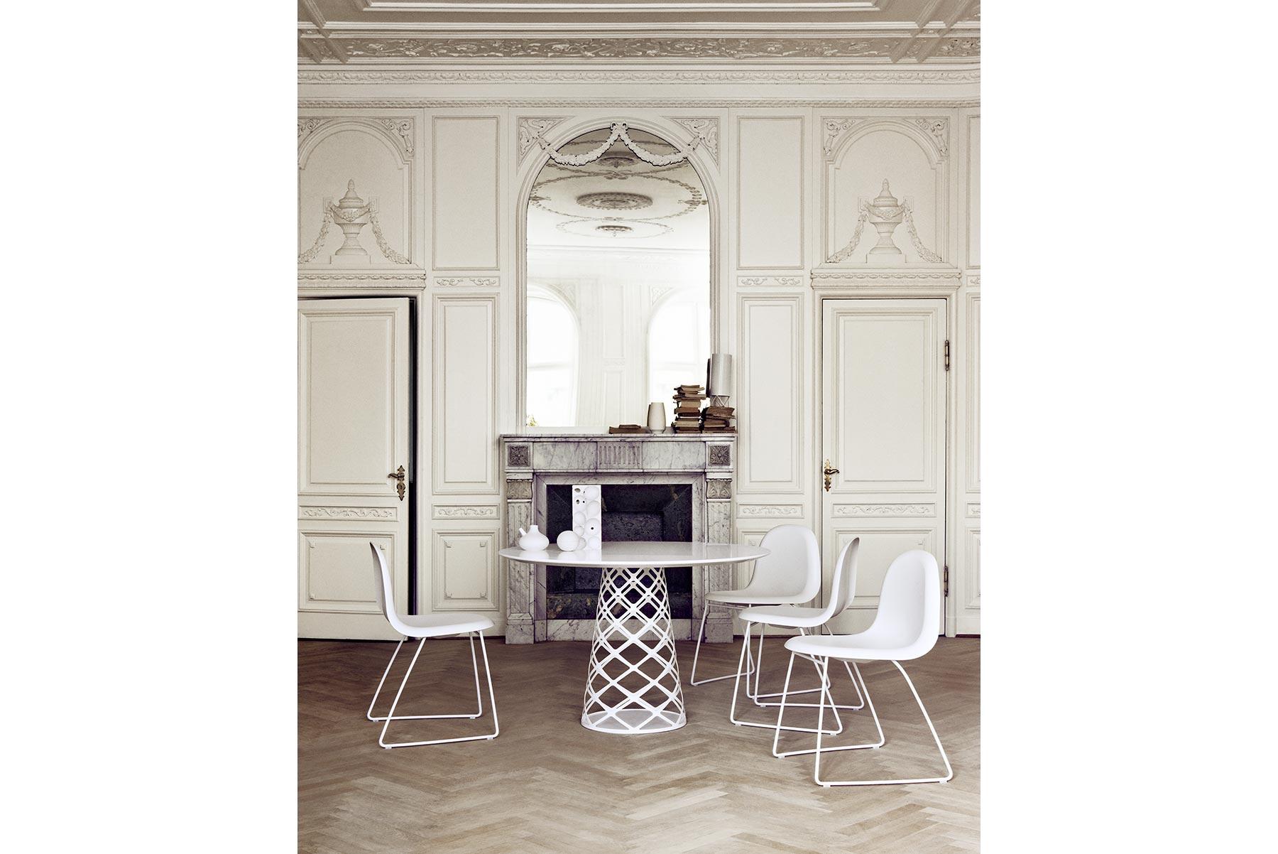 Poudré Chaise de salle à manger 3D, entièrement tapissée, base à rebord, noir mat en vente