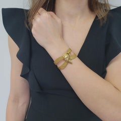 Visage de femme en 3D avec les cheveux attachés en queue de cheval – Le bracelet-broche 8k