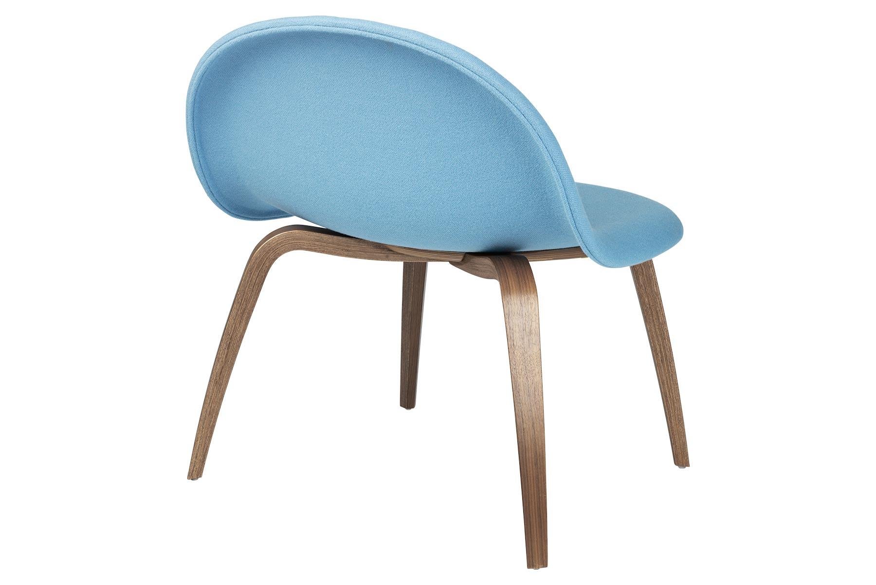 Conçue par le partenariat créatif de Komplot Design, la chaise longue Gubi est le premier meuble conçu à partir de la technique innovante du moulage de placage tridimensionnel. La conception 3D donne au fauteuil une assise confortable et une