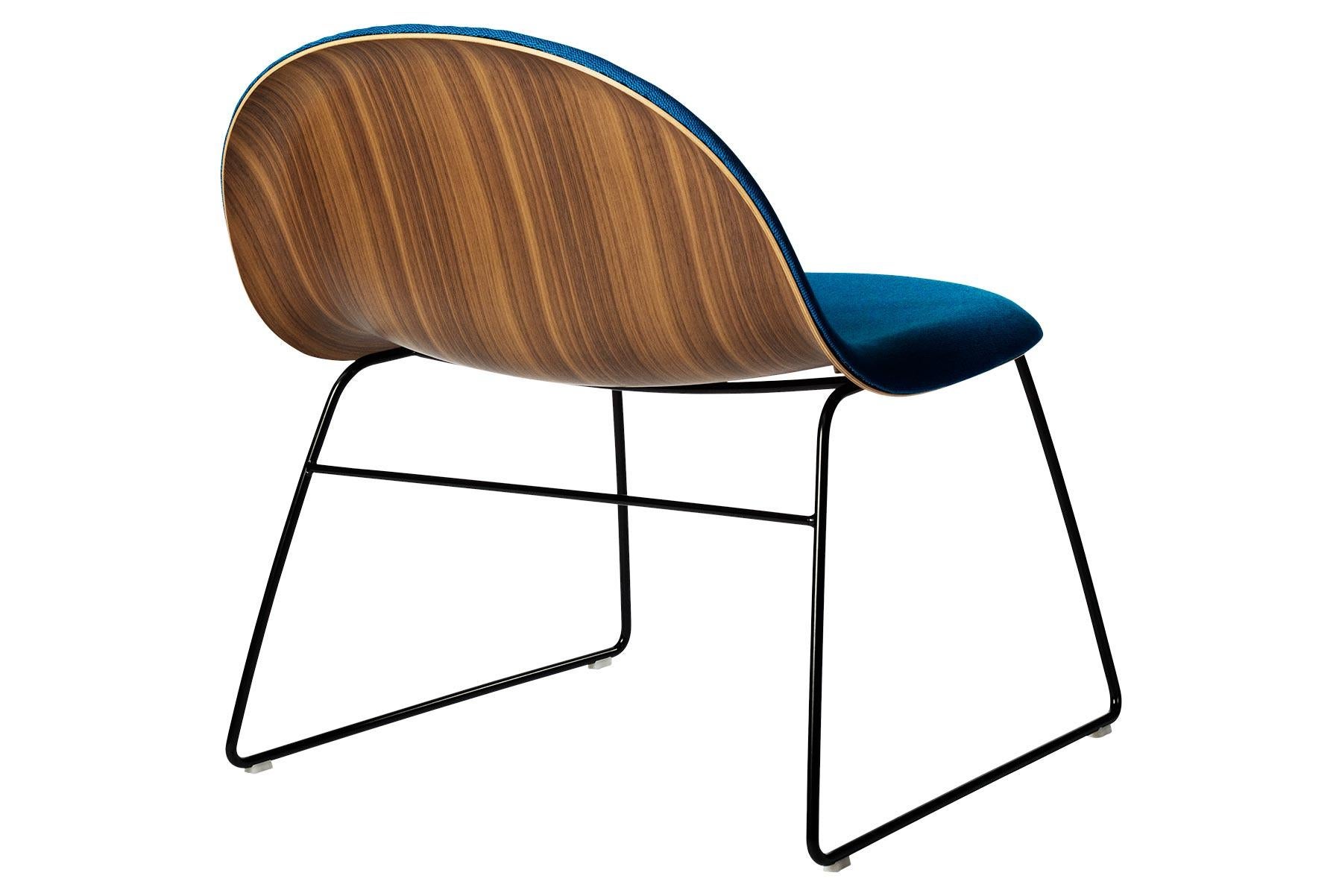 Eines der innovativsten Produkte von Gubi, der Gubi Lounge Chair, wurde von Boris Berlin und Poul Christiansen von Komplot Design entworfen. Der Loungesessel Gubi ist eine Weiterentwicklung des Gubi-Stuhls, der das erste Möbeldesign war, das auf der