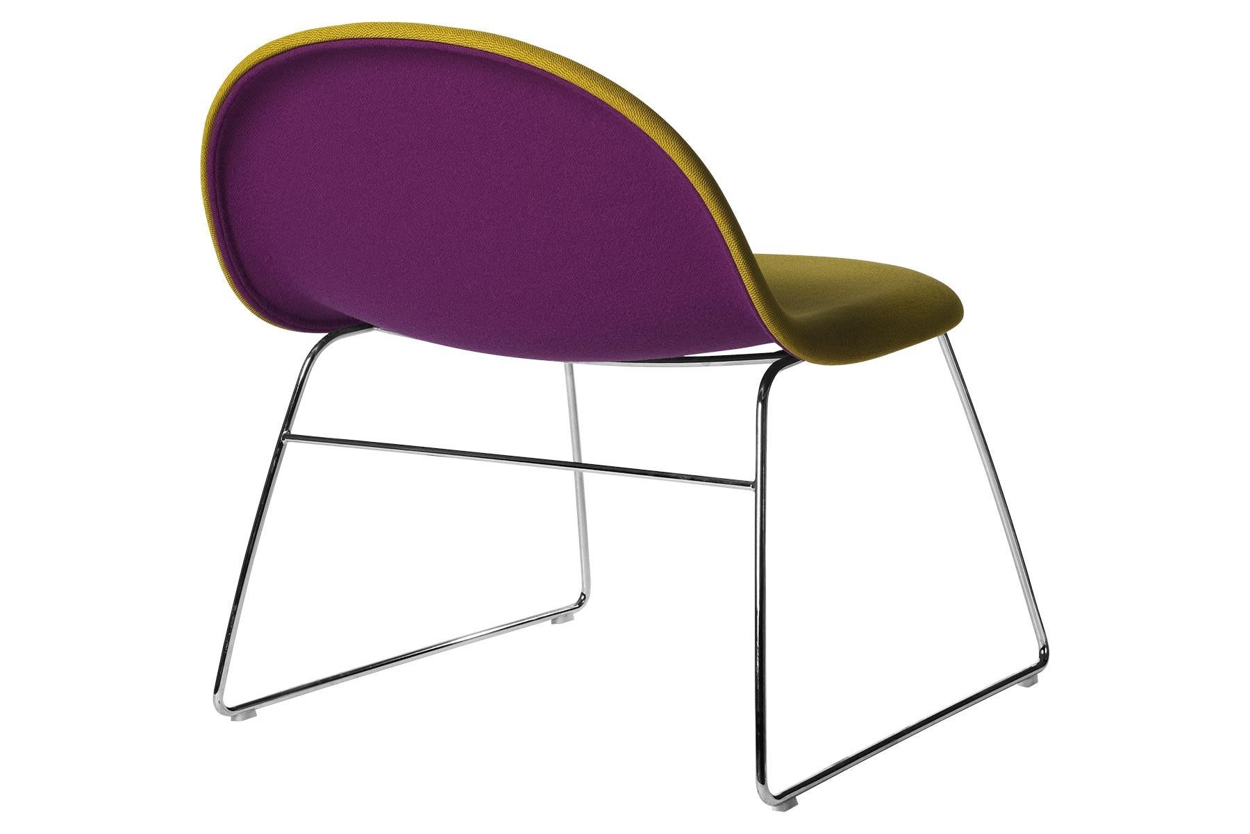 Uno de los productos más innovadores de Gubi, la tumbona Gubi, está diseñada por Boris Berlin y Poul Christiansen, de Komplot Design. La silla de salón Gubi es una evolución de la silla Gubi, que fue el primer diseño de muebles basado en la
