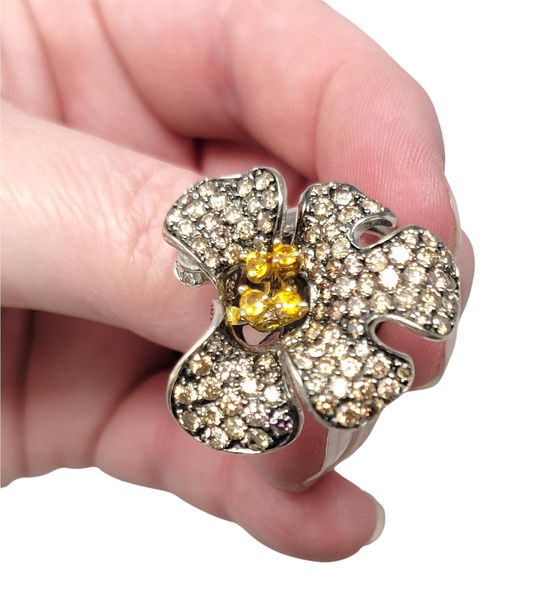 Bague fleur orchidée 3D en or blanc avec diamants pavés et touches de saphirs orange en vente 6