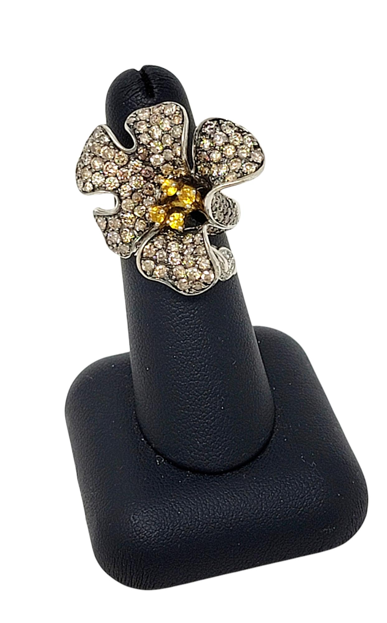 Bague fleur orchidée 3D en or blanc avec diamants pavés et touches de saphirs orange en vente 9