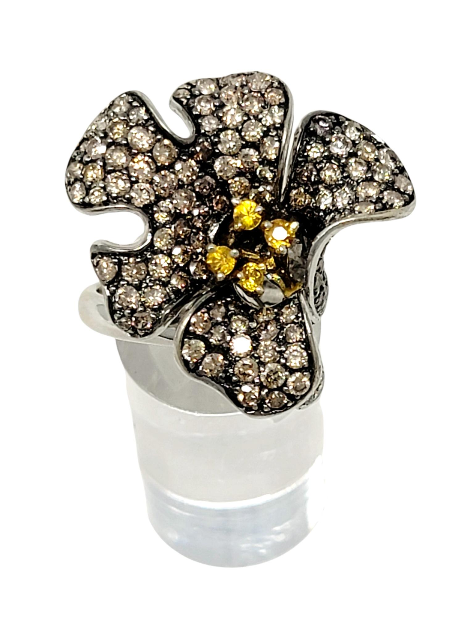 Bague fleur orchidée 3D en or blanc avec diamants pavés et touches de saphirs orange en vente 11
